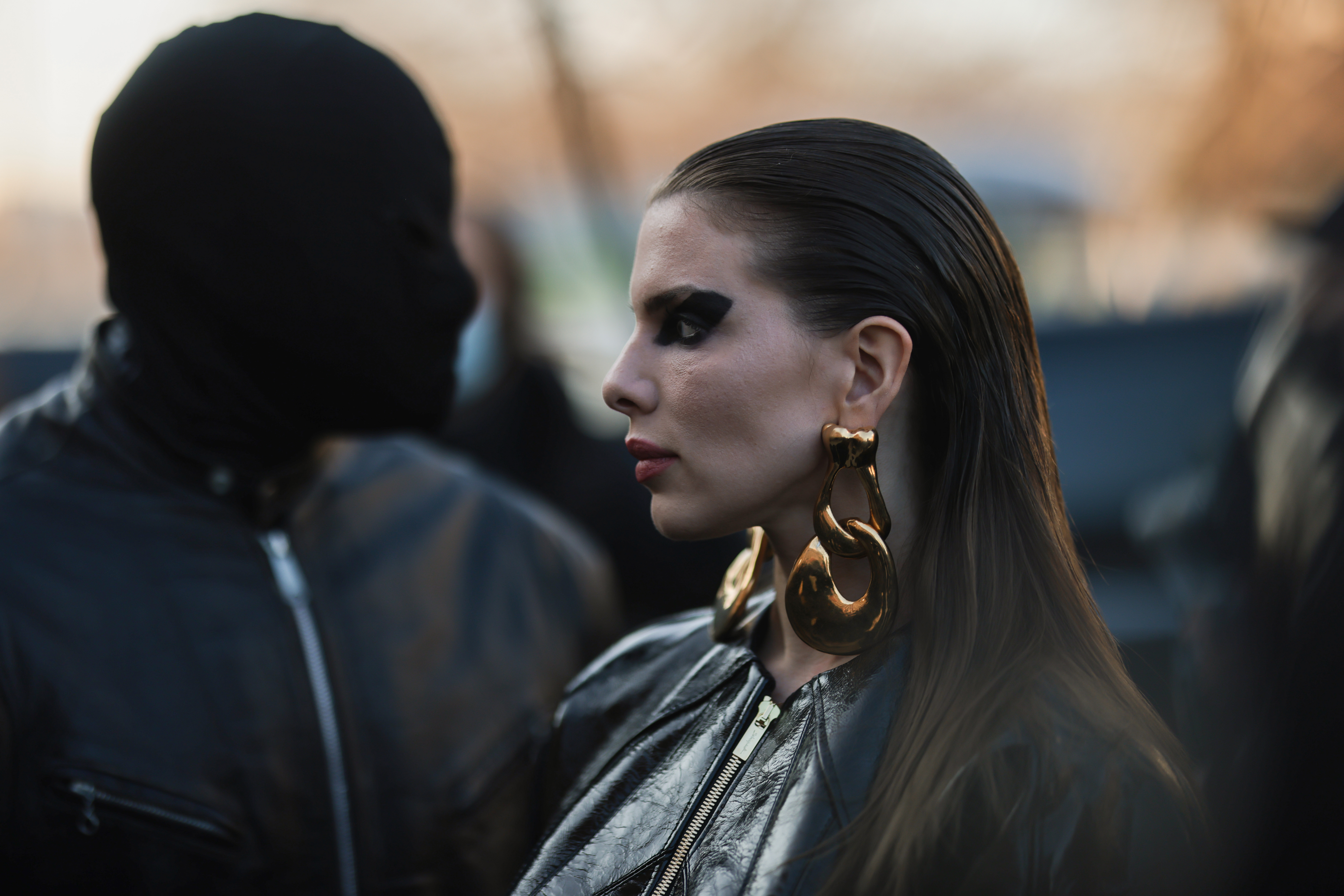 Julia Fox y Kanye West fotografiados en el desfile de Alta Costura Primavera/Verano de Schiaparelli, en el marco de la Semana de la Moda de París, el 24 de enero de 2022. | Fuente: Getty Images