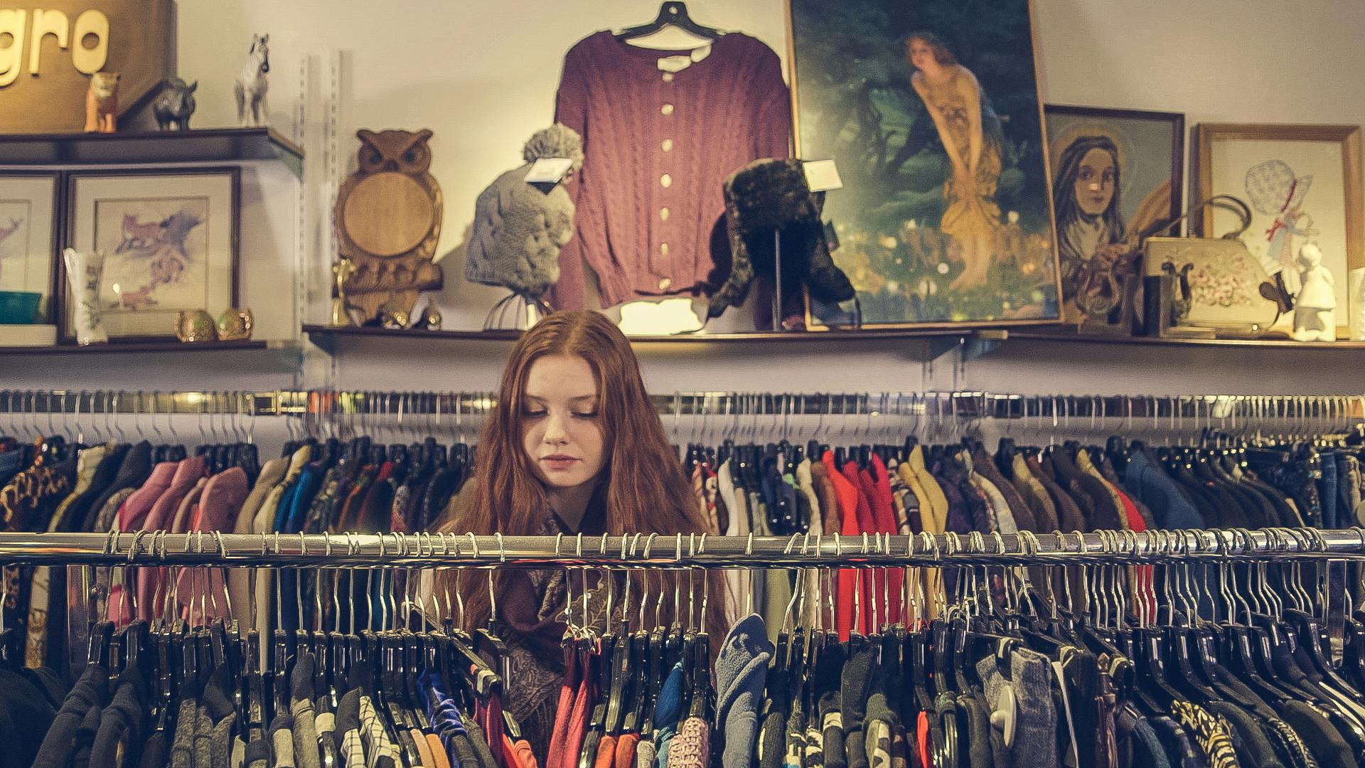 Una joven en una tienda de segunda mano | Foto: Pexels