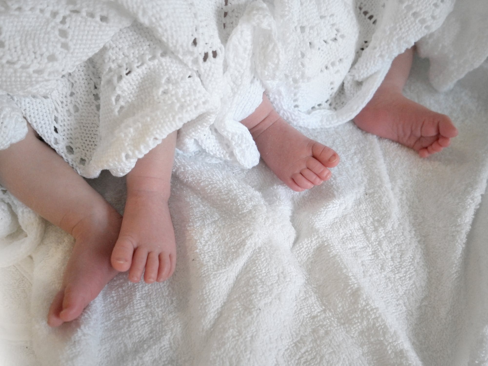 Piernas de gemelos recién nacidos. | Imagen: Pexels