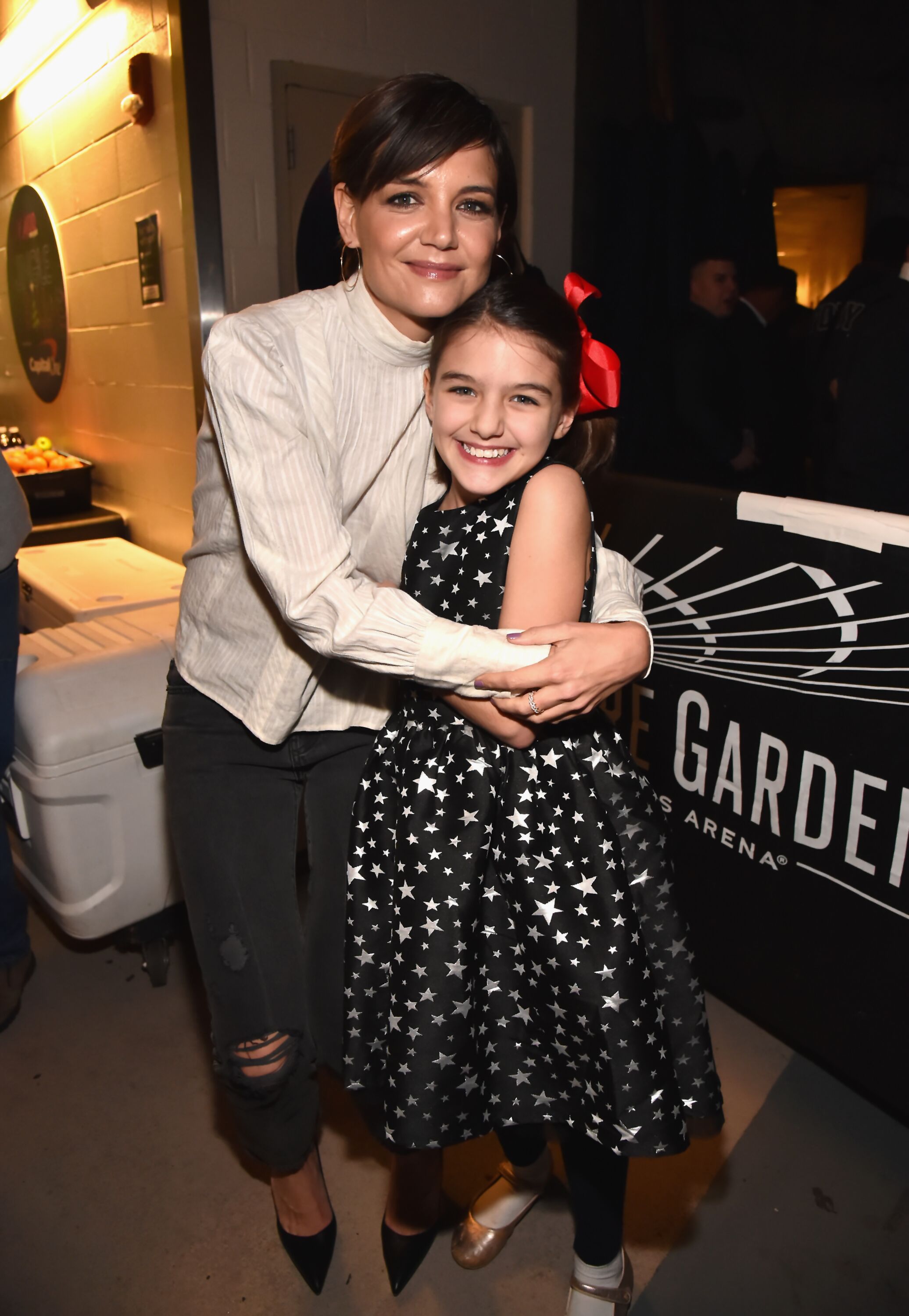 Katie Holmes y Suri Cruise en el jingle ball en 2017. | Fuente: Getty Images