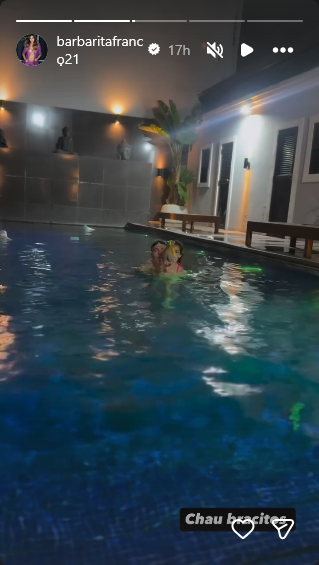 Sarah Burlando en una piscina durante clases de natación | Fuente: Instagram Stories/barbaritafranco21