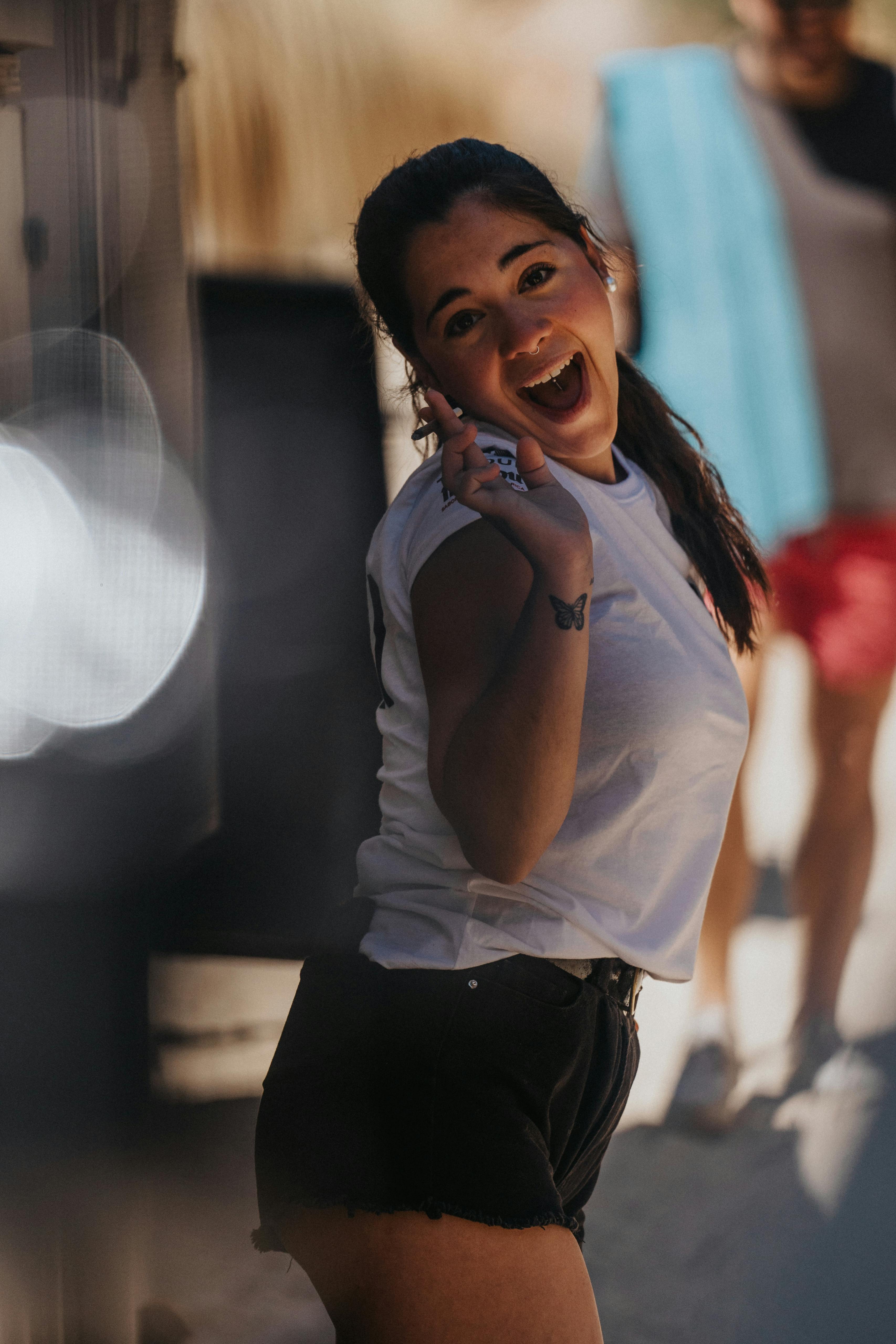 Una mujer feliz en la calle | Fuente: Pexels