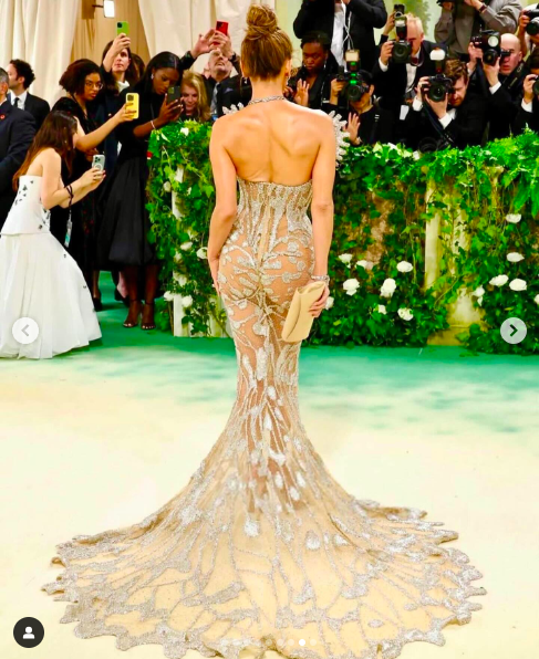 Jennifer Lopez posando para una foto con su vestido de Schiaparelli, publicada el 7 de mayo de 2024 | Fuente: Instagram/marielhaenn