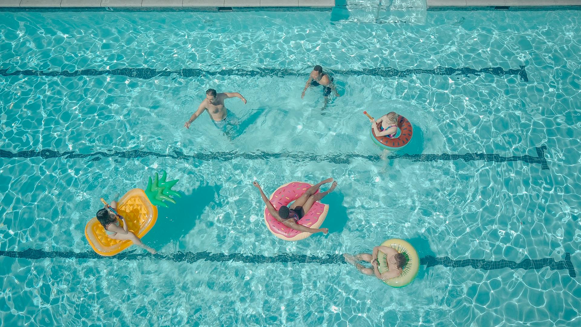 Gente en una piscina | Fuente: Pexels