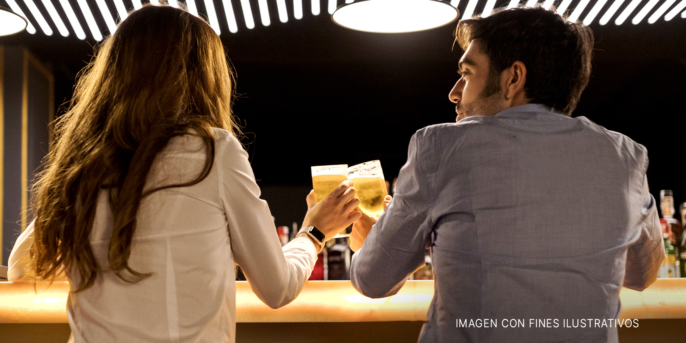 Pareja toma una copa en un bar | Foto: Shutterstock