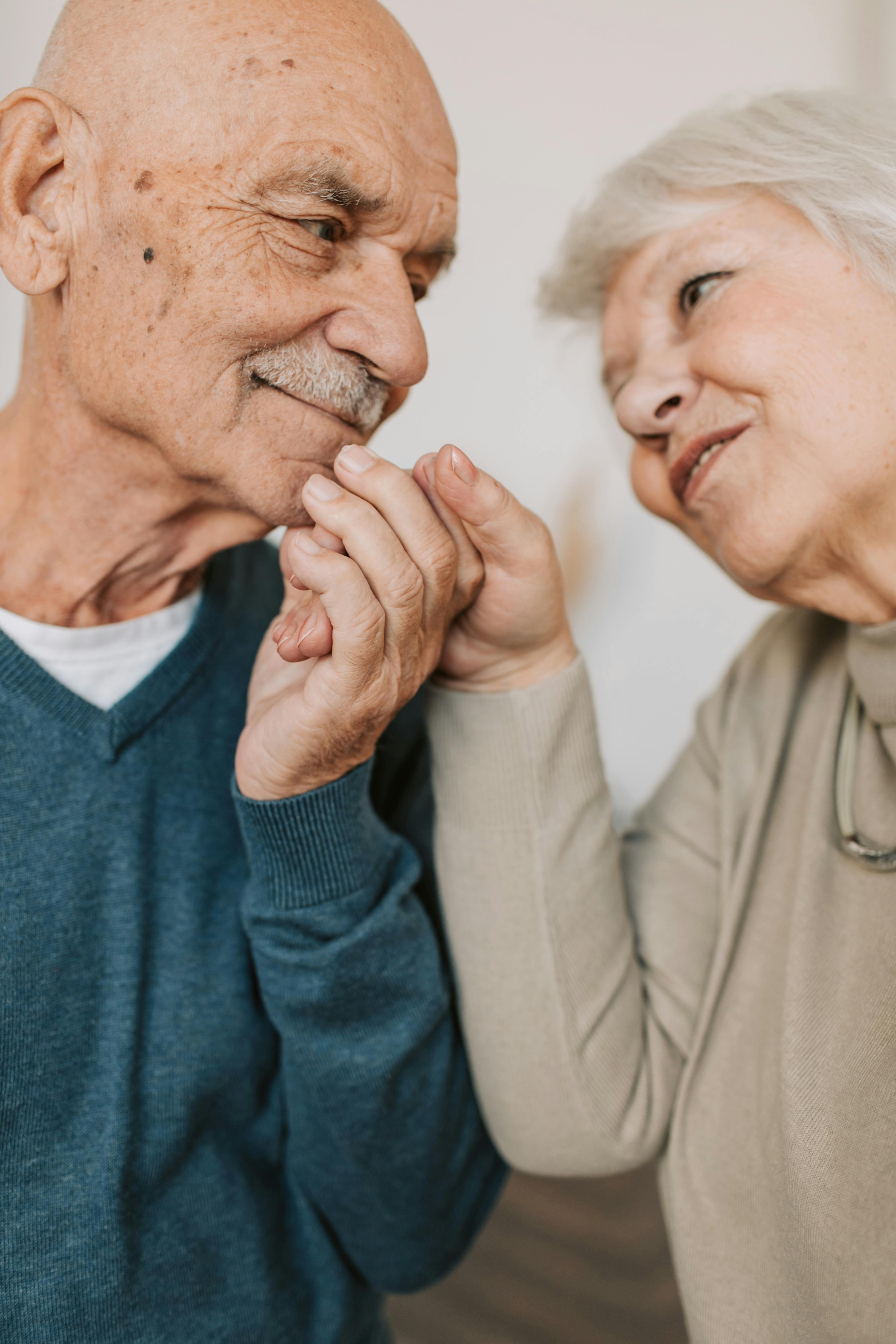 Pareja de ancianos hablando | Fuente: Pexels