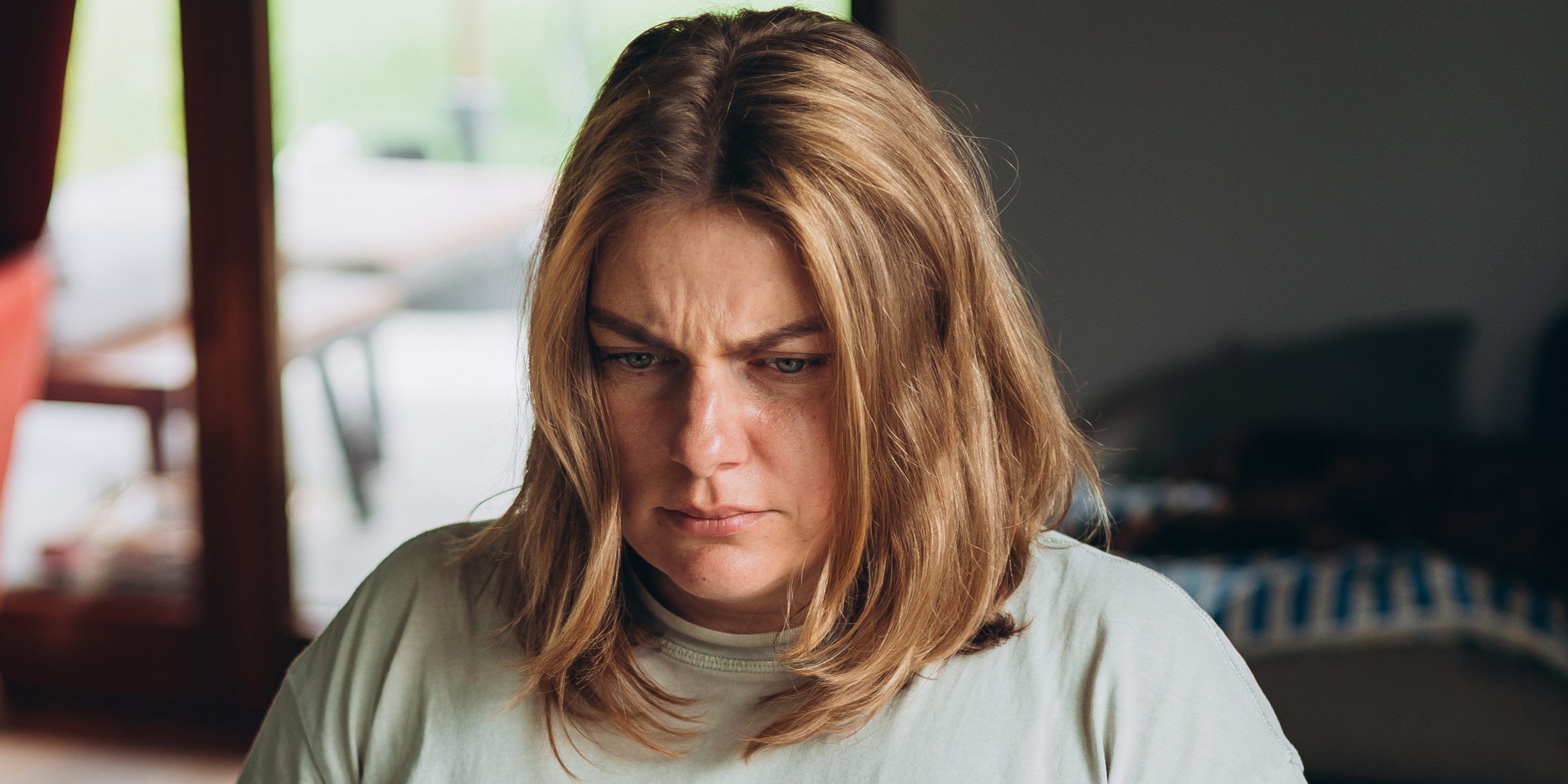 Una mujer con el ceño fruncido | Fuente: Shutterstock