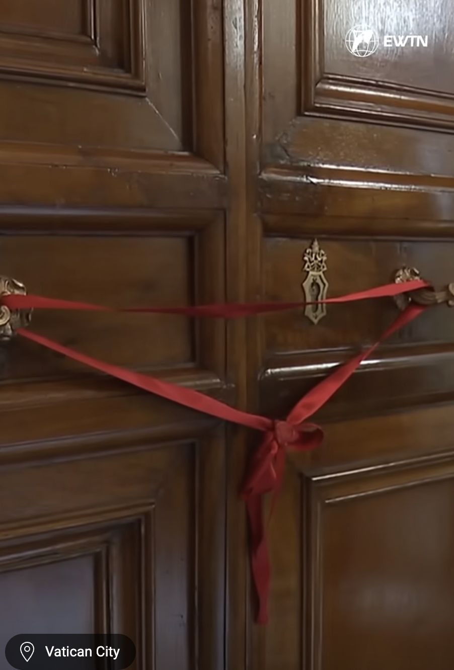 Las puertas principales de la nueva casa del papa León XIV en el apartamento papal del Palacio Apostólico, de un vídeo fechado el 12 de mayo de 2025. | Fuente: YouTube/EWTNcatholictv