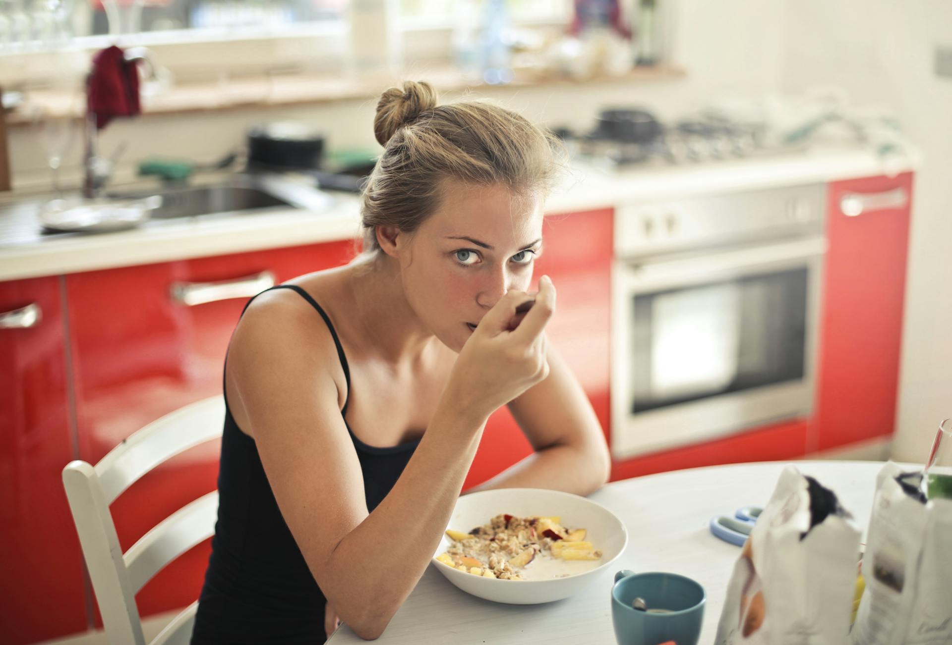 Una mujer comiendo cereales | Fuente: Pexels