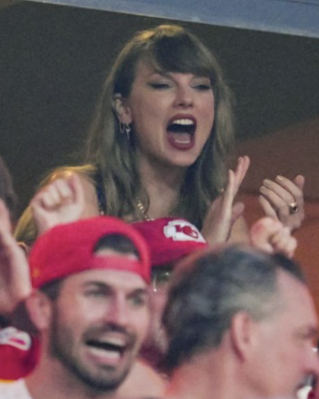 Taylor Swift gritando apasionadamente en el partido de los Kansas City Chiefs contra los Baltimore Ravens, de un post de Instagram, fechado el 6 de septiembre de 2024 | Fuente: Instagram/pagesix/