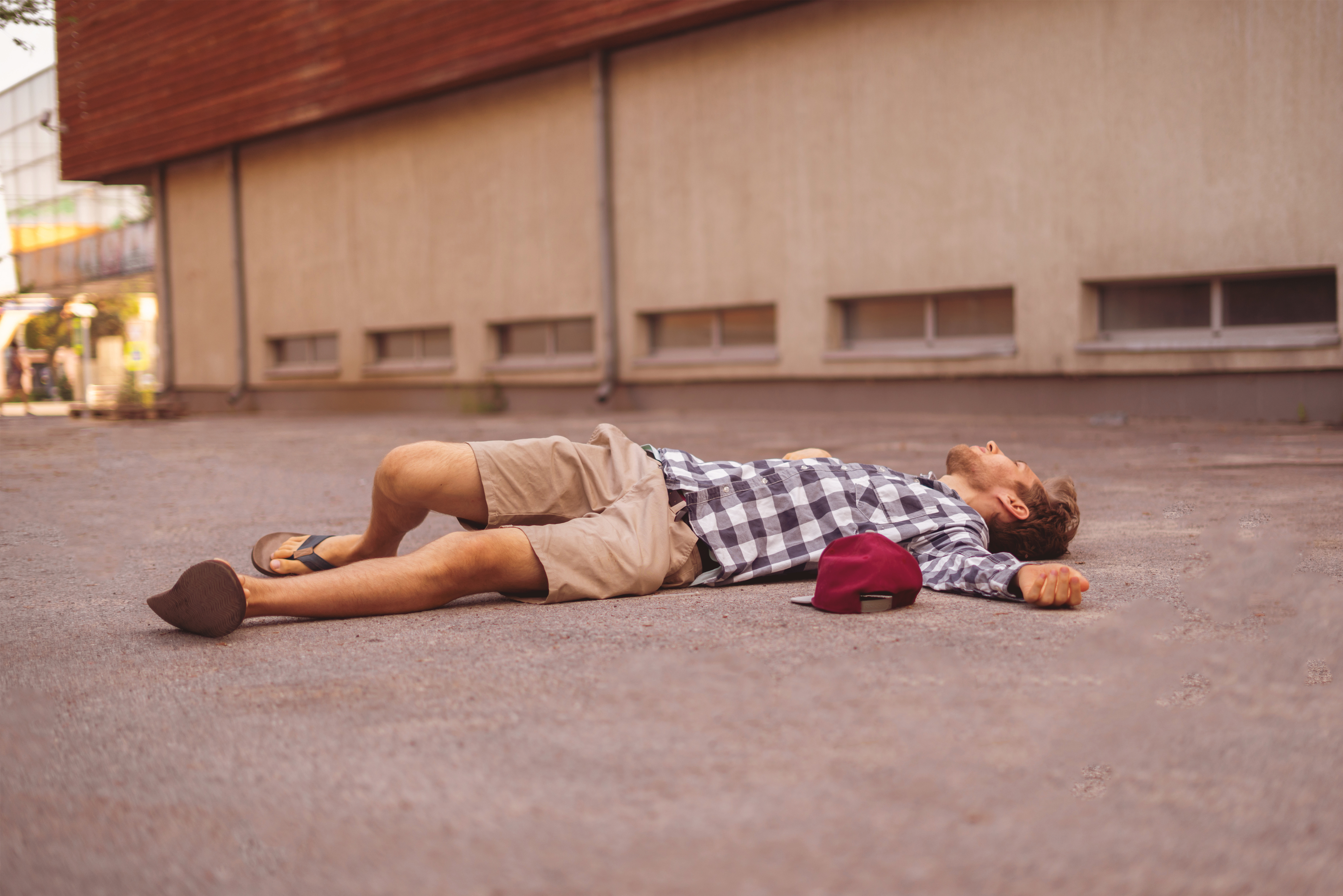 Hombre en el suelo | Fuente: Shutterstock.com