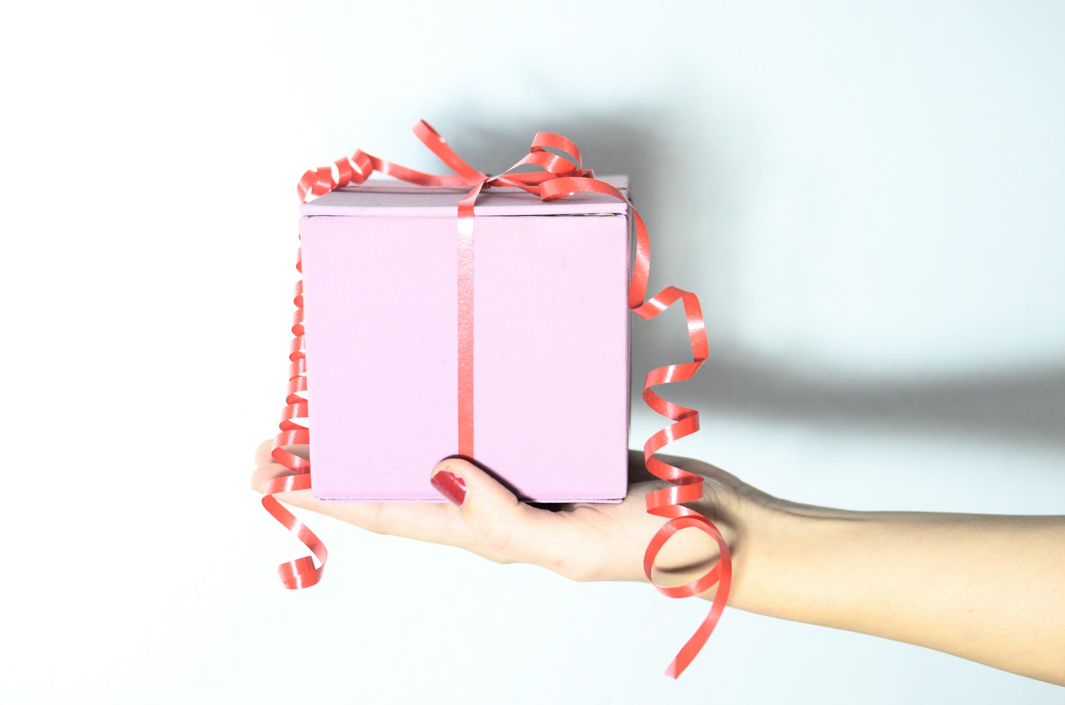 Una mujer sosteniendo una caja de regalo | Fuente: Pexels