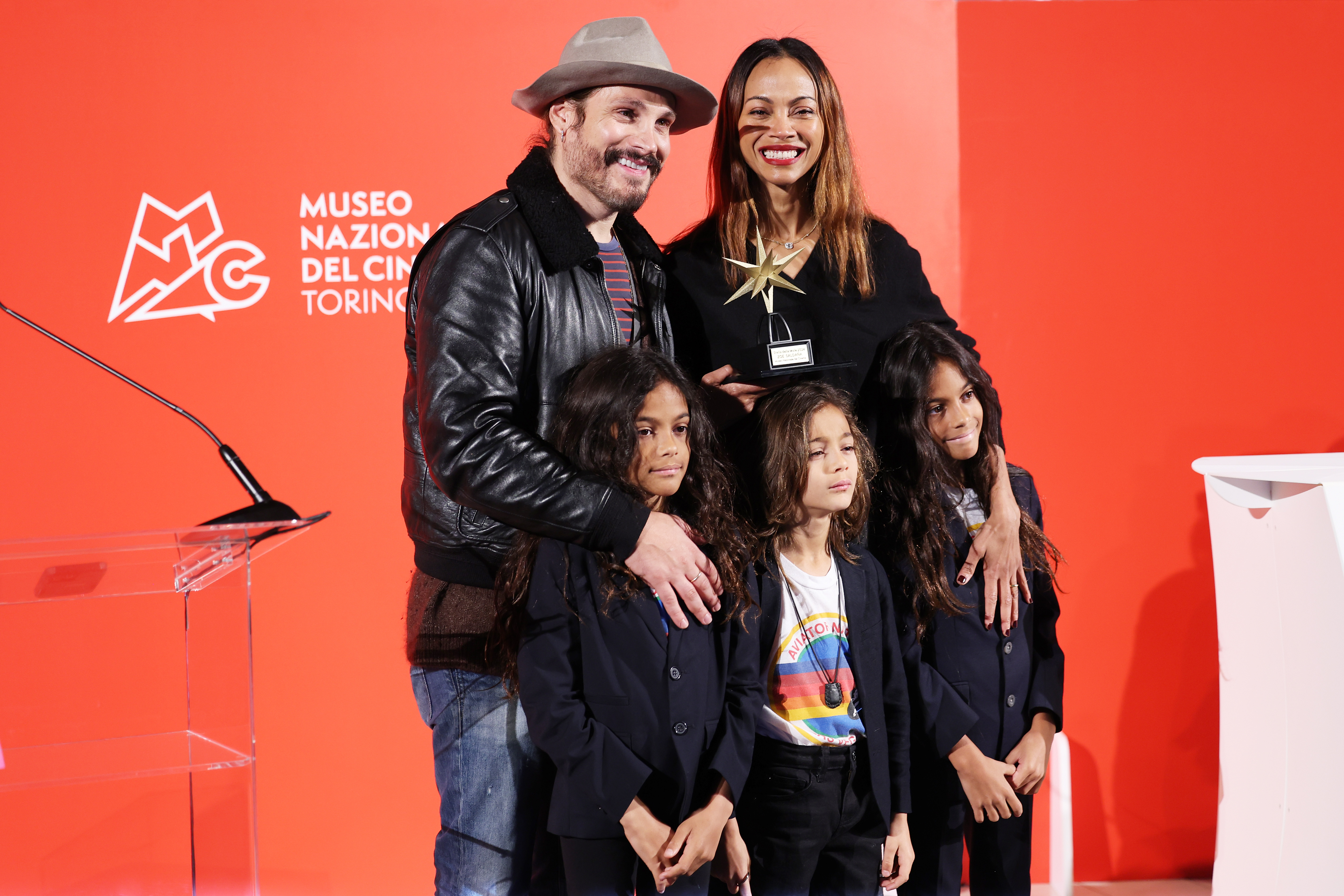 Marco Perego y Zoe Saldaña con sus hijos Cy, Bowie y Zen Perego-Saldaña. | Fuente: Getty Images