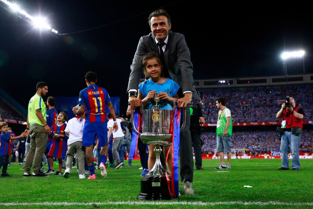 Luis Enrique y su hija Xana posan con la Copa del Rey en el estadio Vicente Calderón el 27 de mayo de 2017 en Madrid, España. | Imagen: Getty Images