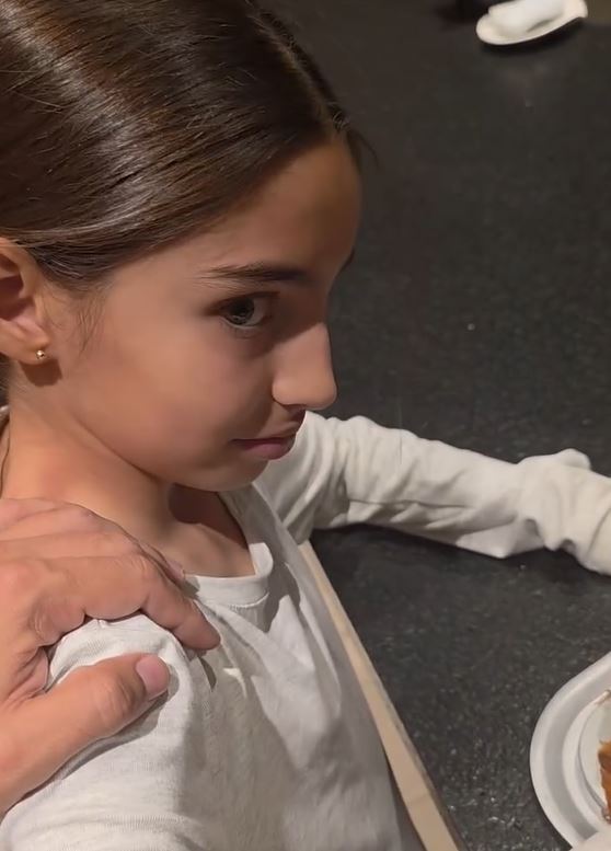 Aitana Derbez mira a su hermano con desconfianza | Fuente: Facebook/VadhirDerbez