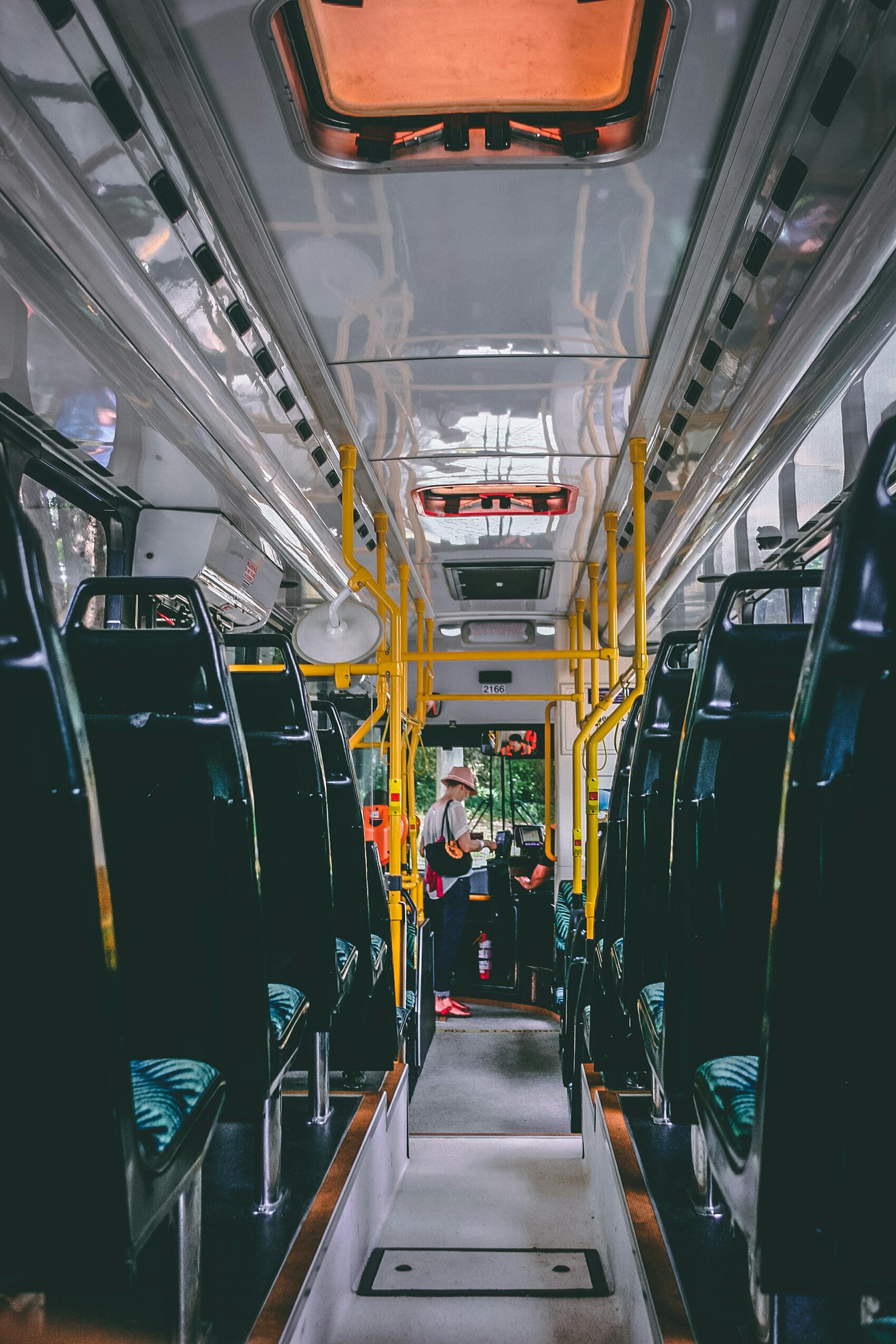 Una mujer de pie en un autobús | Foto: Pexels