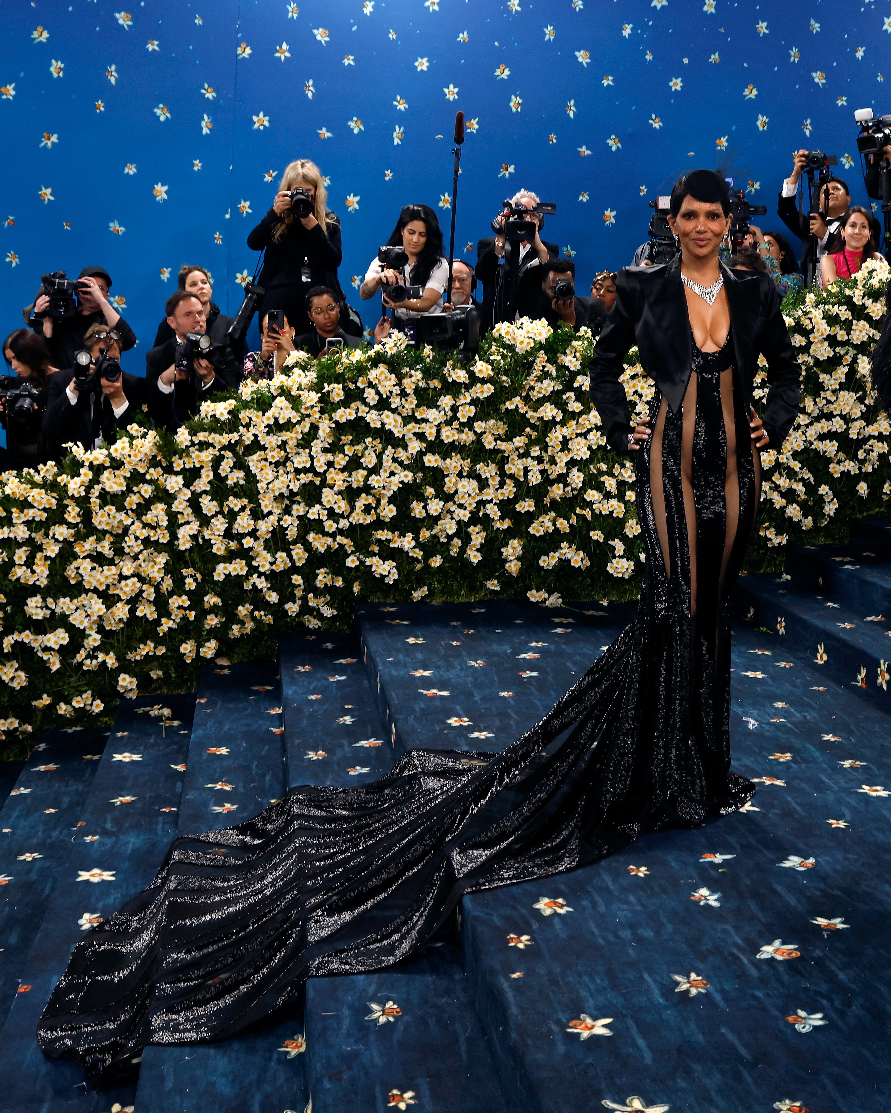 Halle Berry asiste a "Superfine: Tailoring Black Style", la gala benéfica del Instituto del Traje, en el Museo Metropolitano de Arte el 5 de mayo de 2025, en la ciudad de Nueva York | Fuente: Getty Images.