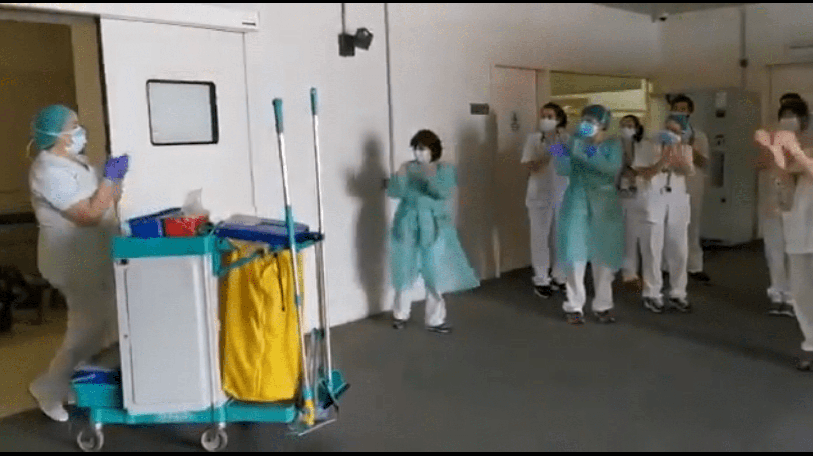 Captura de pantalla del video en el que el personal de salud aplaude al personal de limpieza del Hospital Sant Joan de Déu en Barcelona. | Foto: Twitter / SJDbarcelona_ca