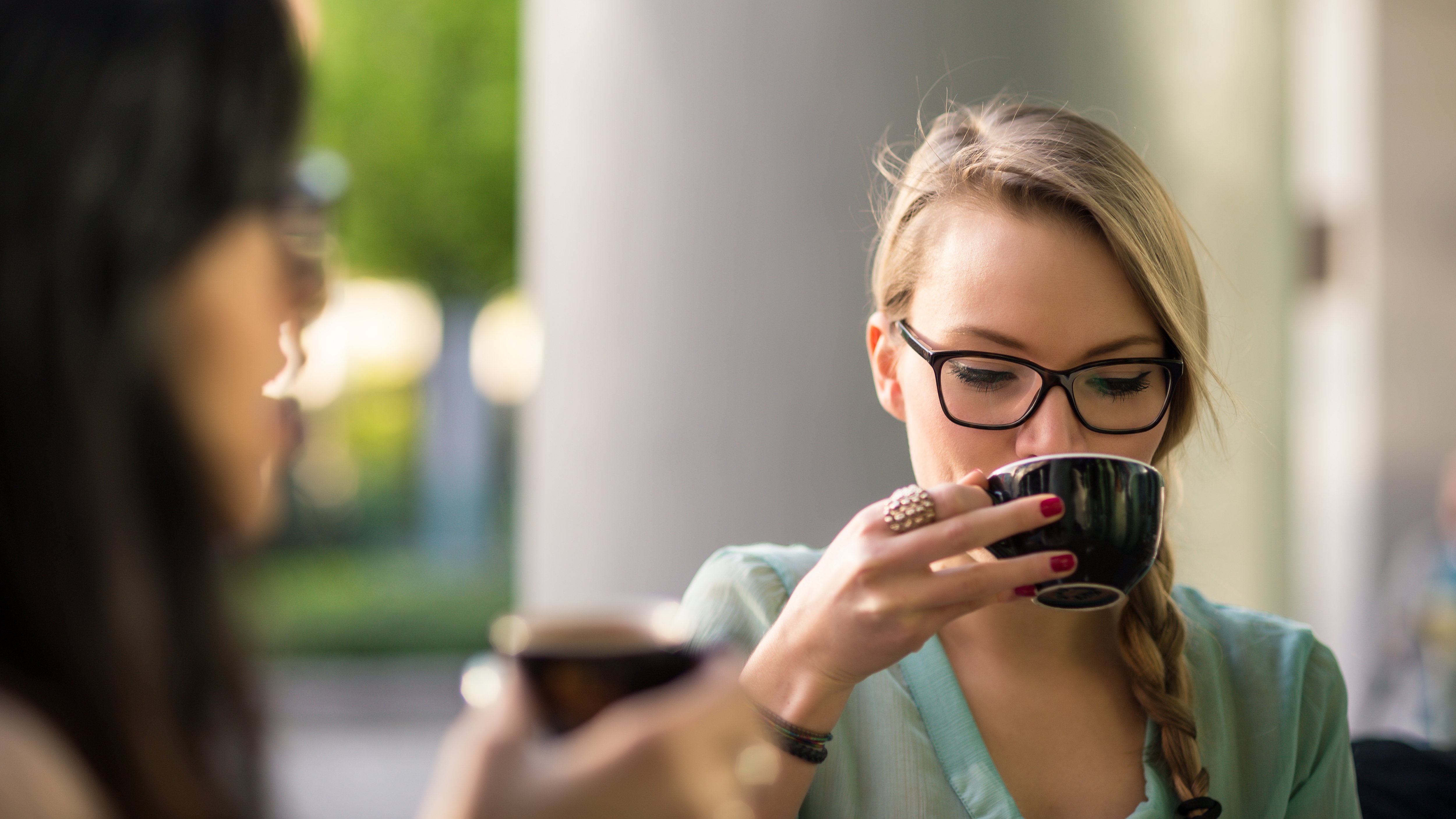 Mujer adulta y jovencita tomando café. | Foto: Shutterstock