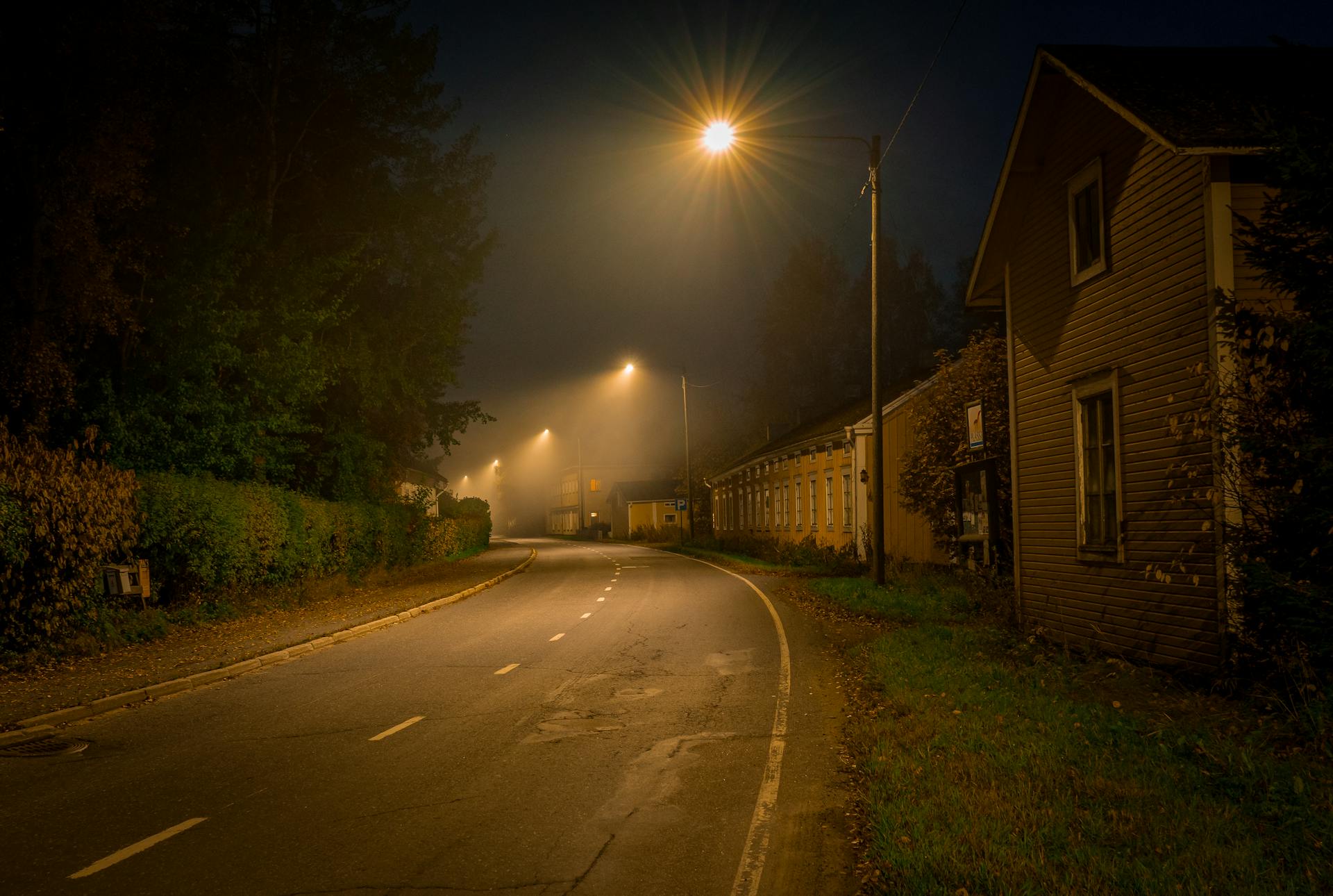 Una calle de noche | Fuente: Pexels