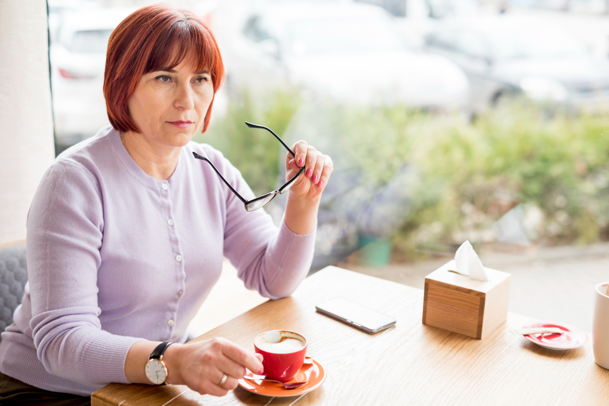 Una mujer con derechos tomando un café en una cafetería | Fuente: Freepik