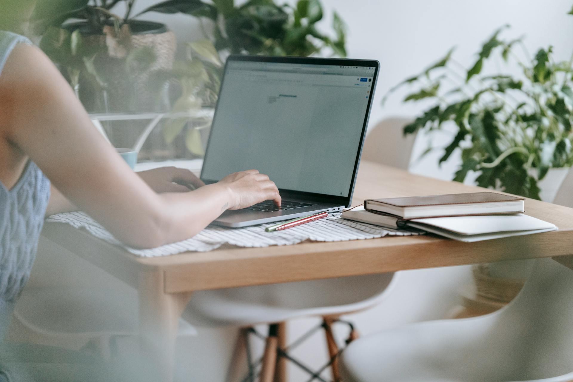 Una mujer trabajando con su portátil | Fuente: Pexels