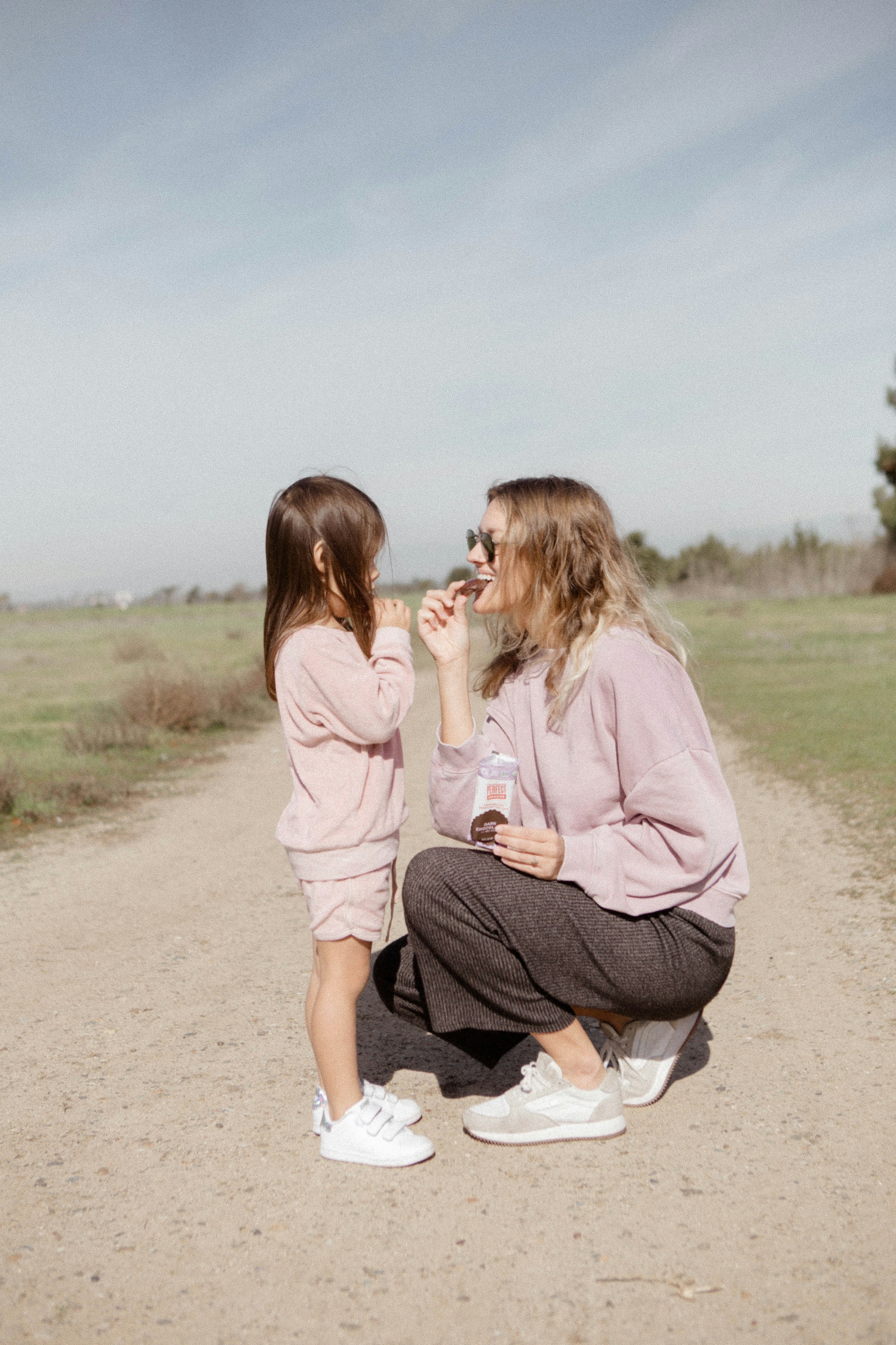 Una madre y su hija en un camino de tierra | Fuente: Unsplash