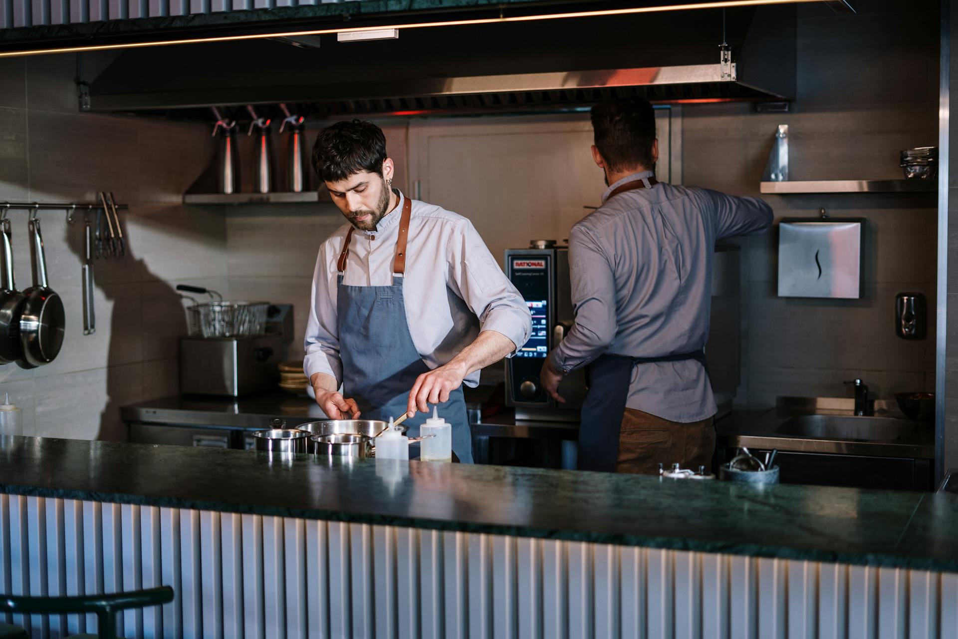 Personal trabajando en una cocina | Fuente: Pexels