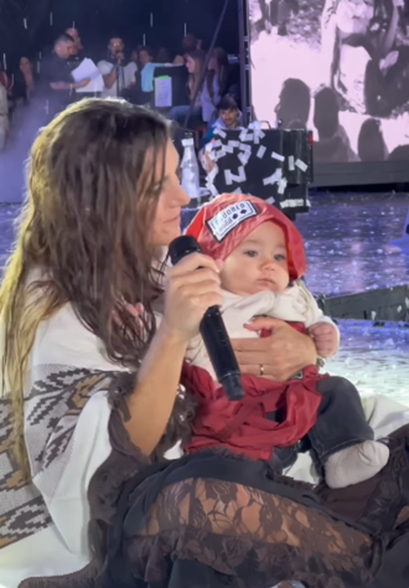 Soledad Pastorutti con el bebé en brazos durante su presentación. | Fuente: Instagram/eldocetv
