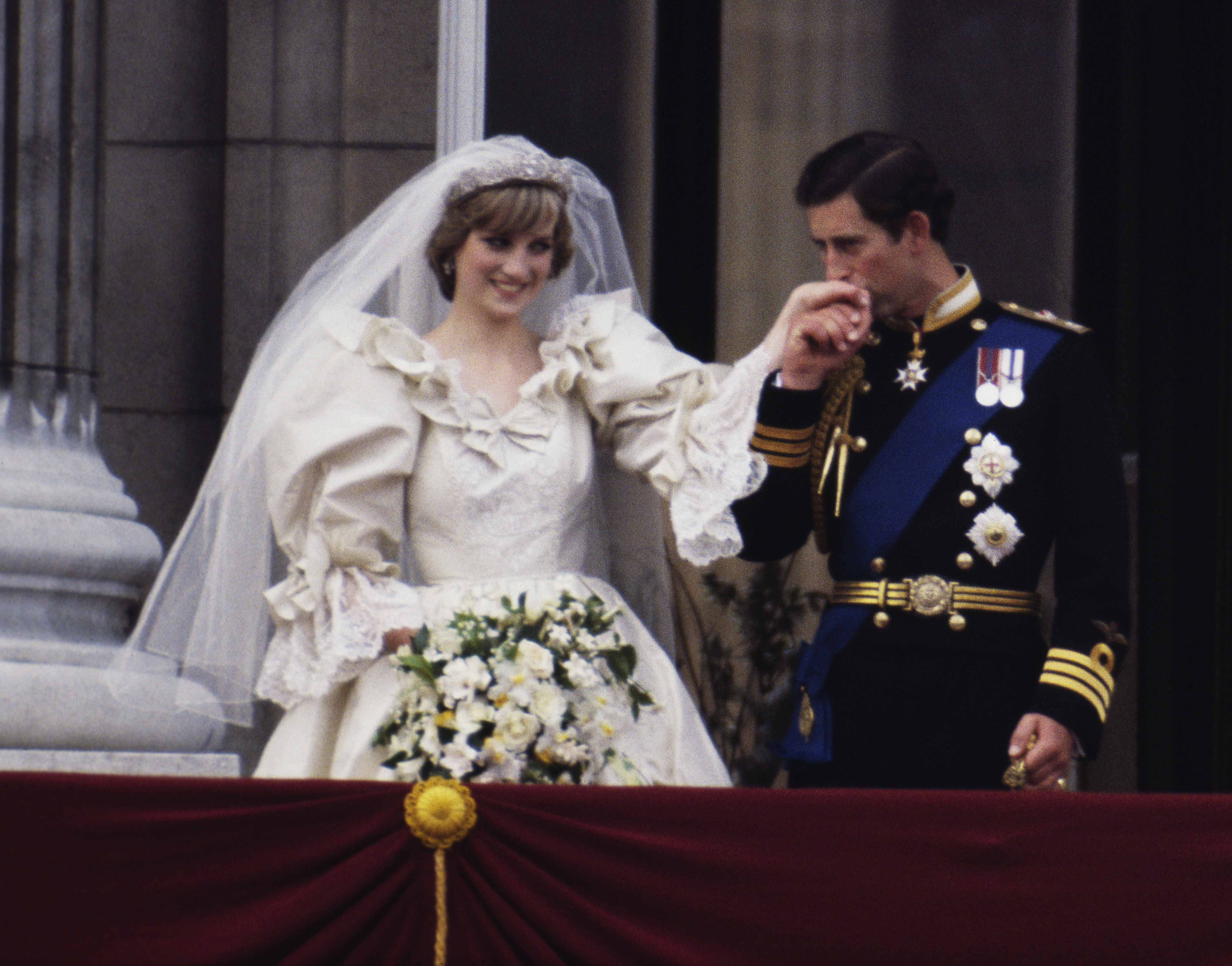 La princesa Diana y el príncipe Charles en el balcón del Palacio de Buckingham el día de su boda, el 29 de julio de 1981. | Fuente: Getty Images