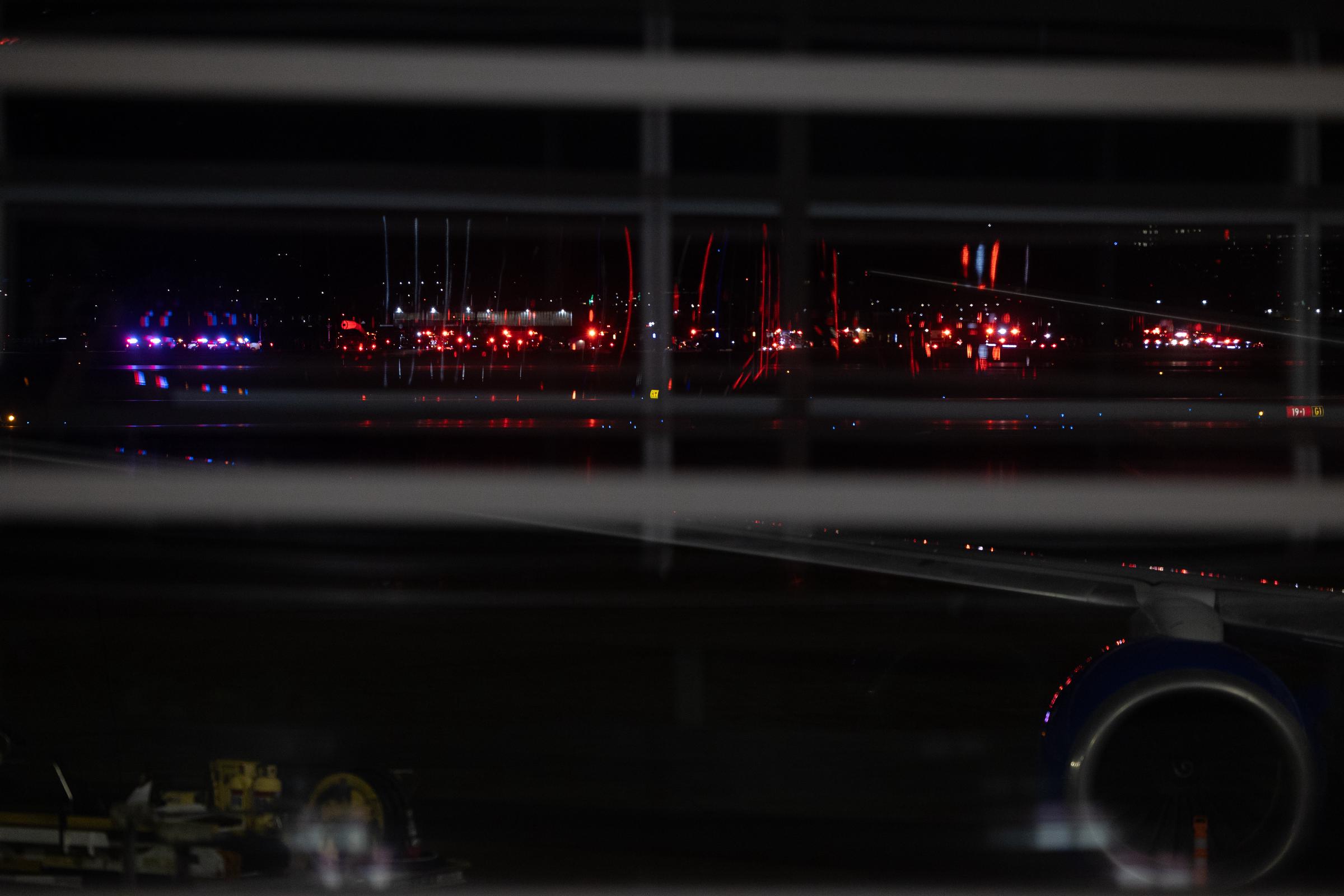 Vista de los vehículos de respuesta de emergencia en el Aeropuerto Nacional Ronald Reagan tras la colisión entre un vuelo de American Airlines y un helicóptero del Ejército en Washington, D.C., el 30 de enero de 2025. | Fuente: Getty Images