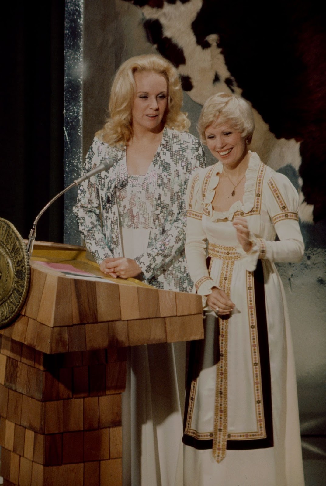 Molly Bee y la estrella de Hollywood presentando en el especial de televisión de ABC "The 11th Academy of Country Music Awards" en 1975. | Fuente: Getty Images