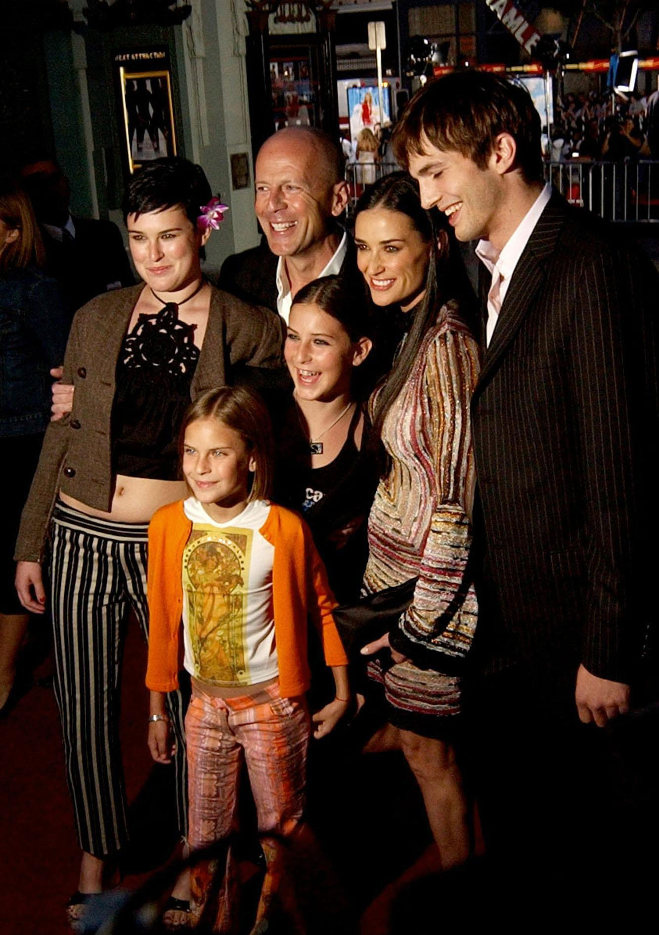 Demi Moore, Bruce, Rumer, Scout y Tallulah Willis con Ashton Kutcher el 18 de junio de 2003. | Foto: Getty Images