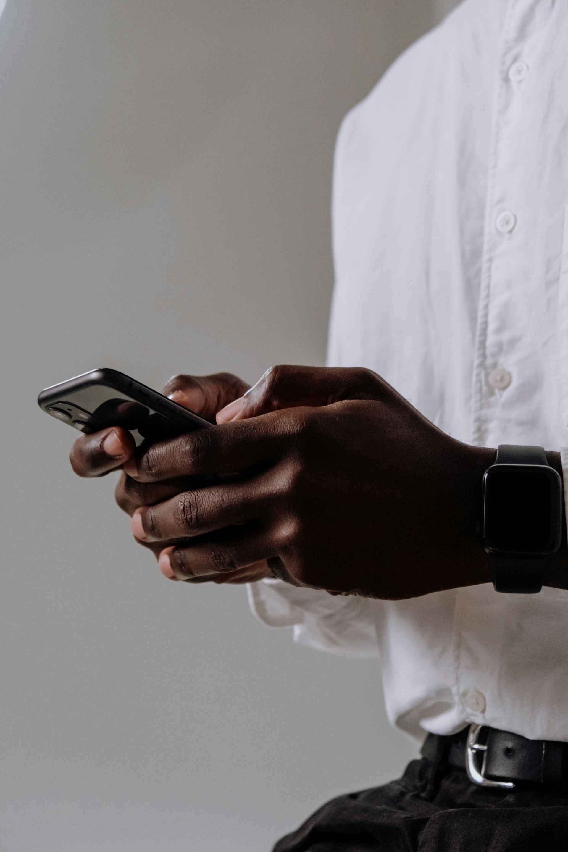 Un hombre escribiendo en su teléfono | Fuente: Pexels