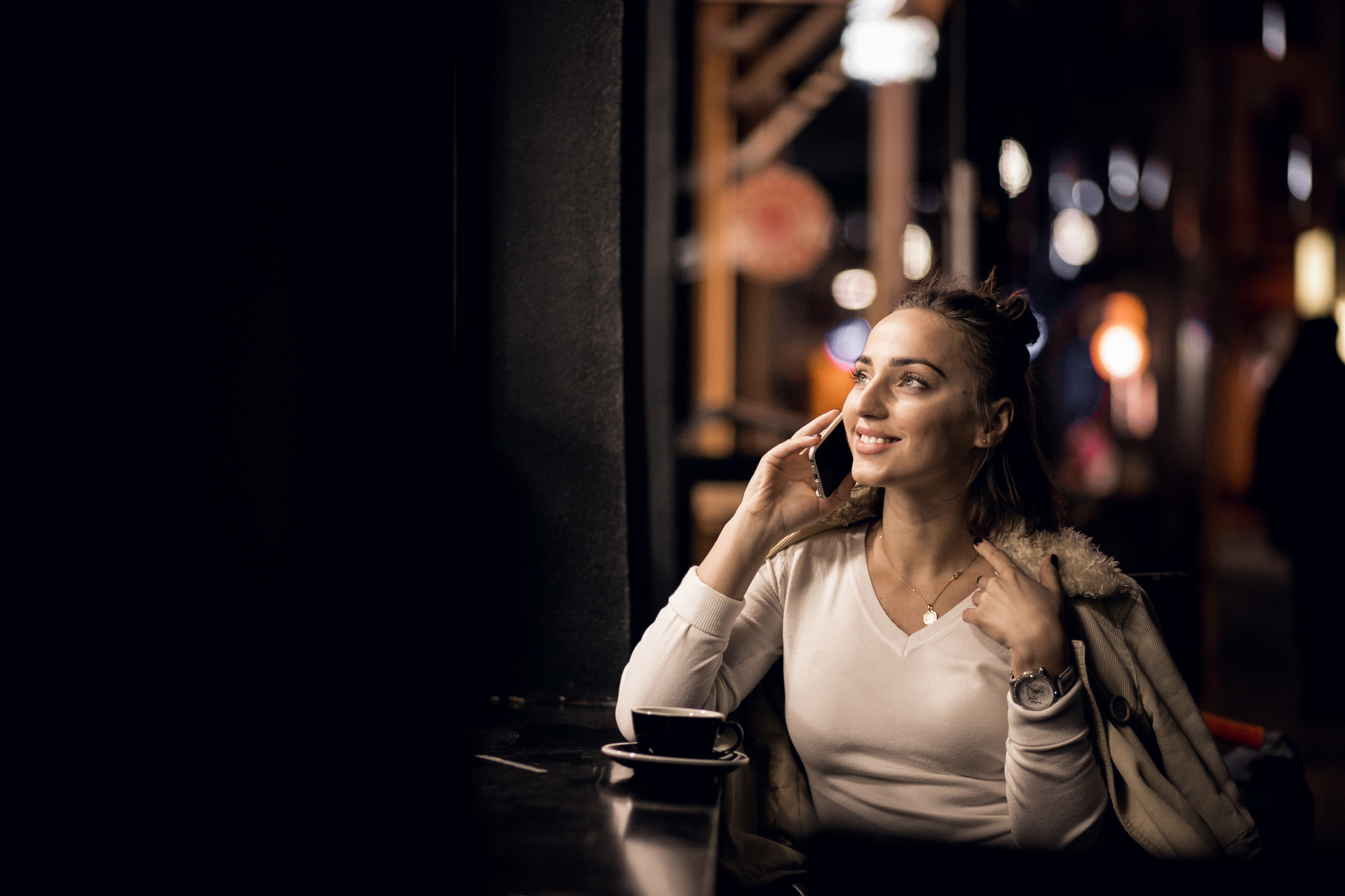 Una mujer feliz en una llamada | Fuente: Freepik