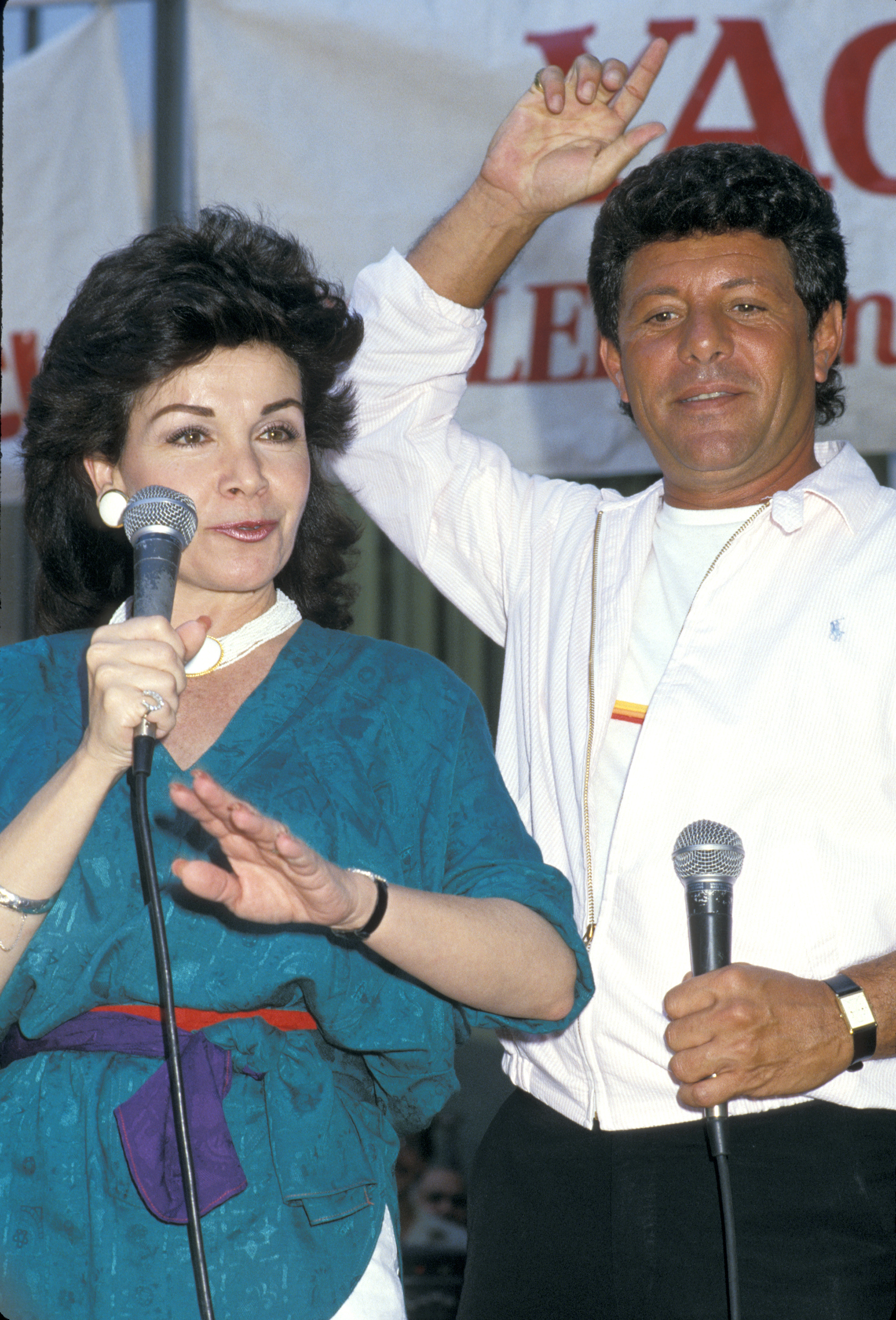 Annette Funicello y su coprotagonista durante la 1ª Fiesta Anual de Yago en la Playa y Promoción de "Back To The Beach" el 28 de julio de 1987, en Nueva York. | Fuente: Getty Images