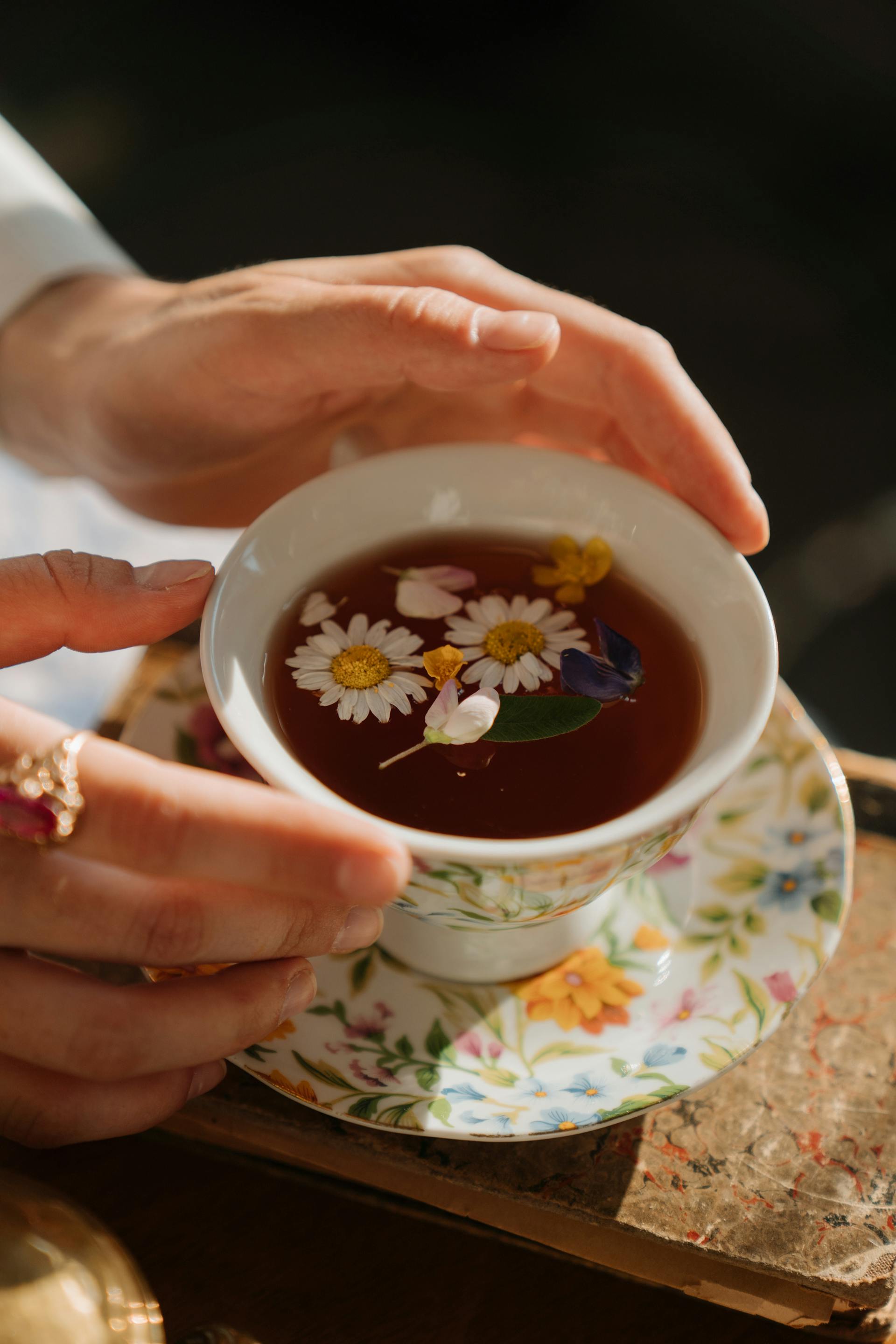 Una mujer con una taza de té en la mano | Fuente: Pexels