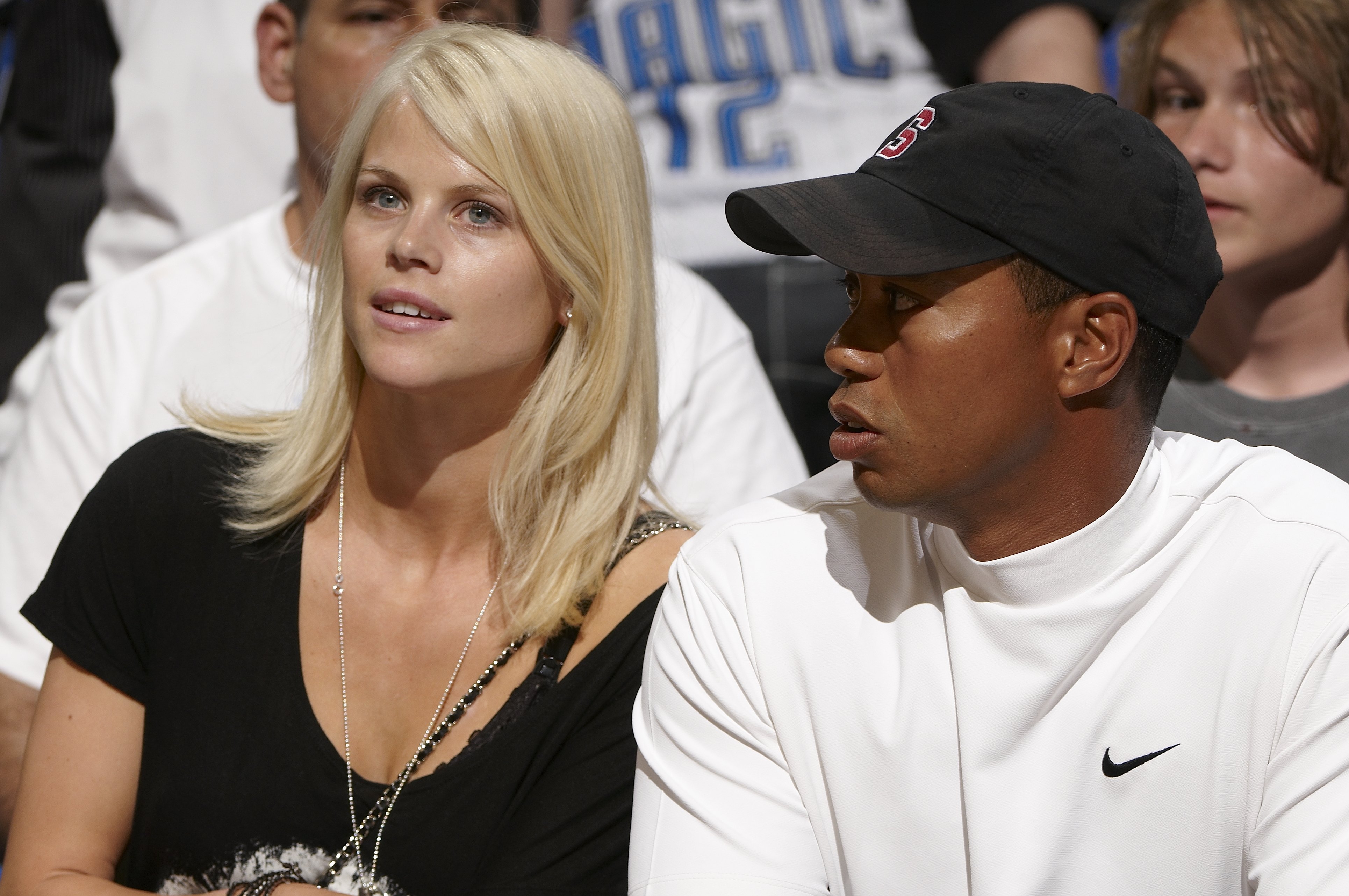 Tiger Woods y Elin Nordegren en el Juego 4 de Orlando Magic vs. Los Angeles Lakers en Orlando, Florida, el 11 de junio de 2009 | Fuente: Getty Images