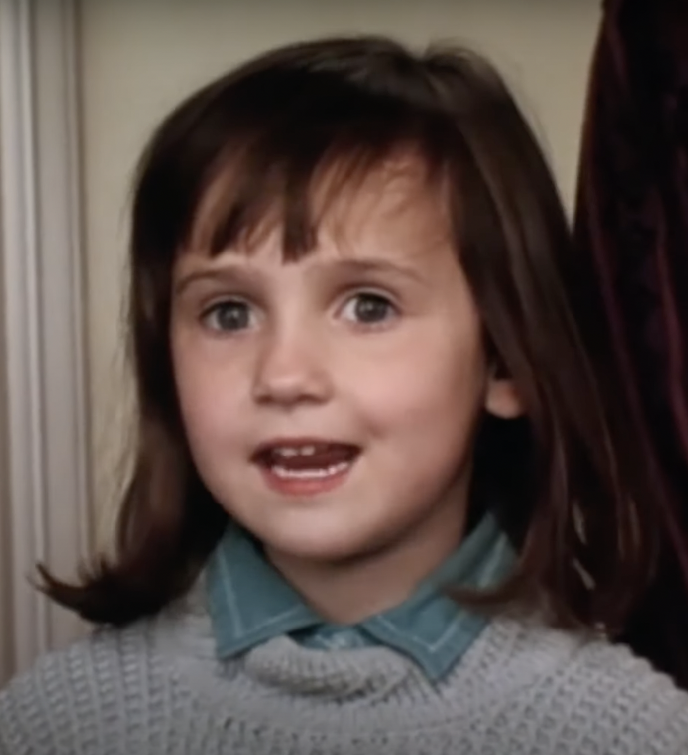 Mara Wilson rodando una escena en "Mrs. Doubtfire". | Fuente: YouTube/Rotten Tomatoes Trailers clásicos