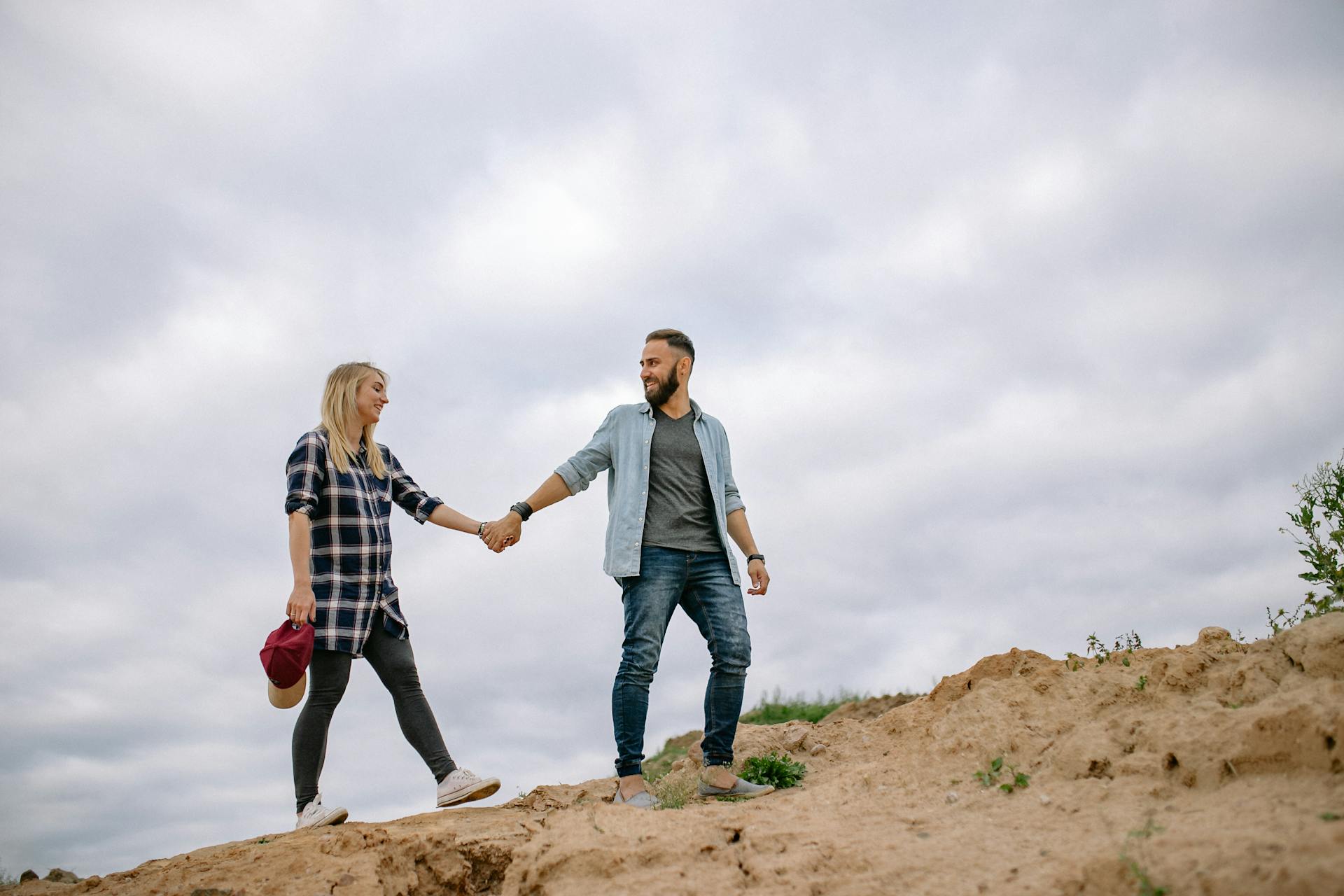 Una pareja disfrutando de un paseo juntos | Fuente: Pexels