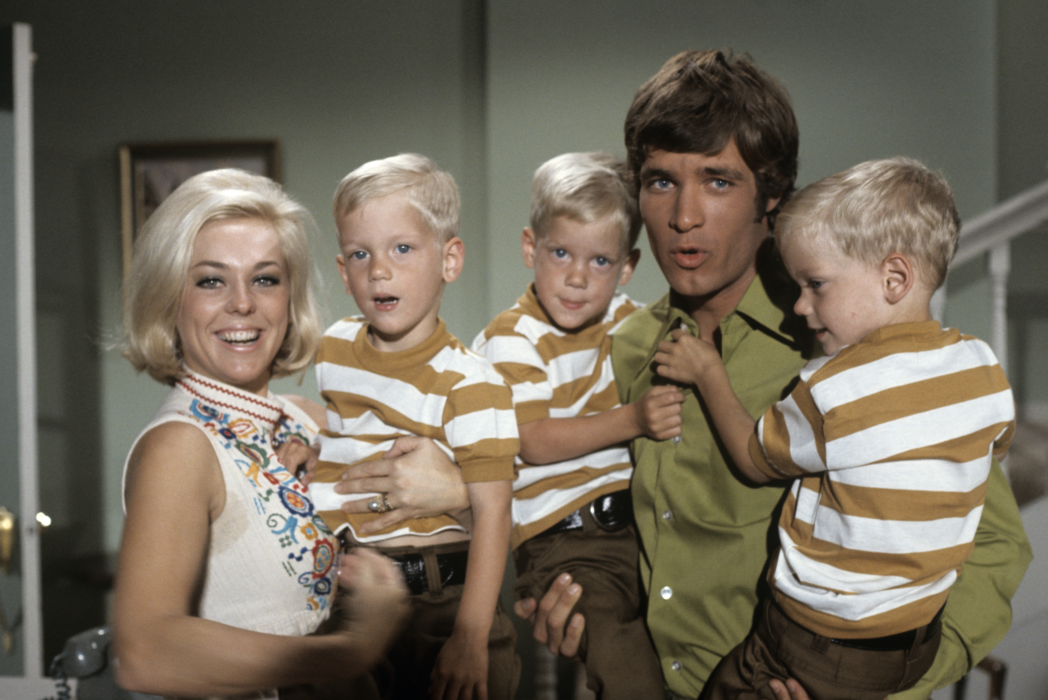 Tina Cole, dos de los trillizos, Don Grady y el tercer trillizo en el plató de "My Three Sons" | Fuente: Getty Images