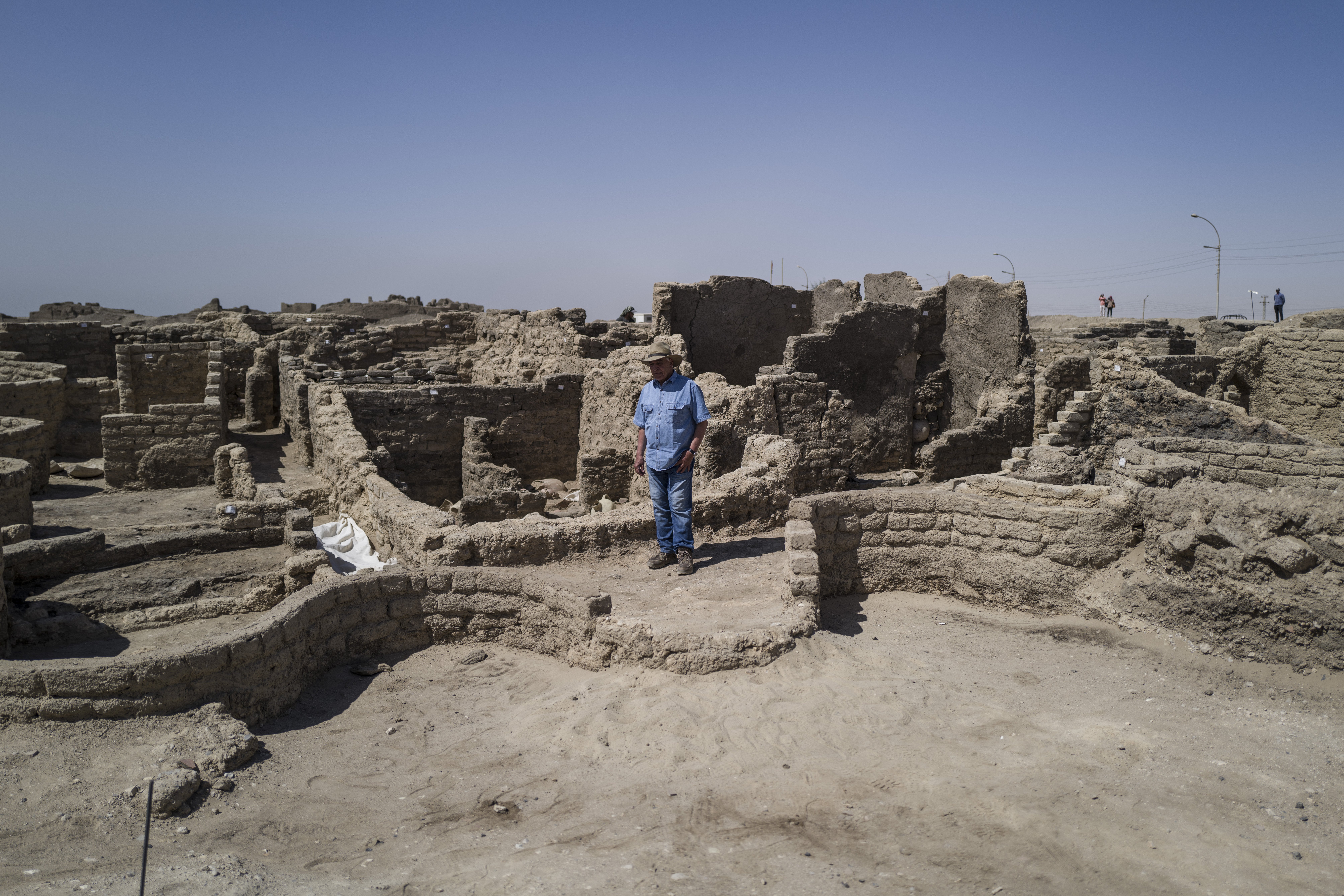 Zahi Hawass frente a las ruinas de la ciudad perdida que descubrió en Luxor, Egipto en abril de 2021. | Foto: Getty Images