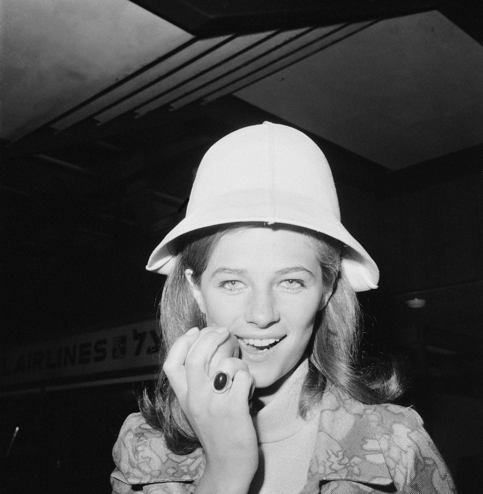 La belleza de los 60 fotografiada en el aeropuerto de Londres, Inglaterra, el 11 de julio de 1965 | Fuente: Getty Images