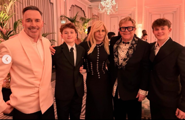 Elton John con su esposo David Furnish, sus hijos Zachary y Elijah, y Donatella Versace en su fiesta de víspera de Año Nuevo, según una foto publicada el 1 de enero de 2025 | Fuente: Instagram/eltonjohn