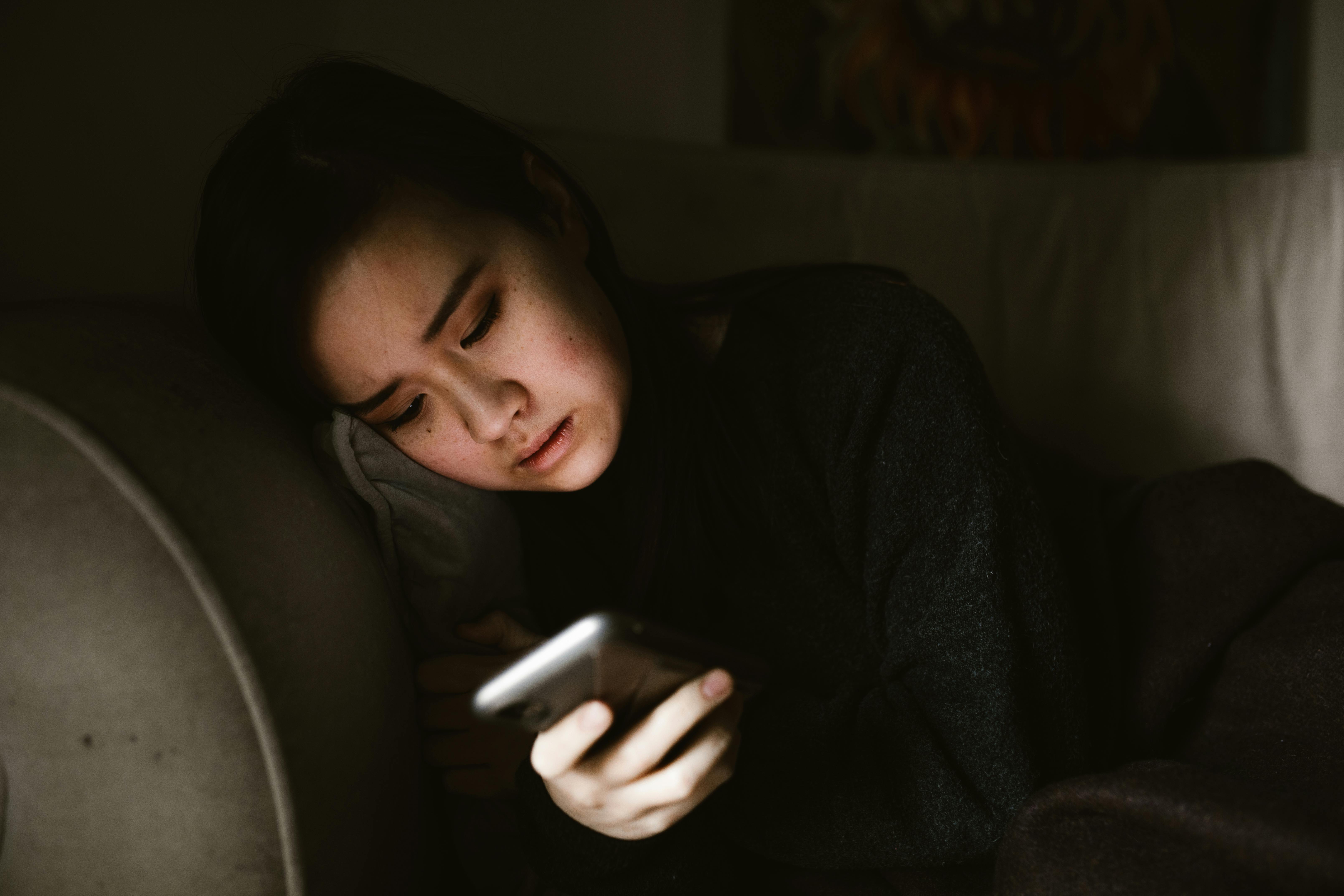 Una mujer mirando su teléfono | Fuente: Pexels