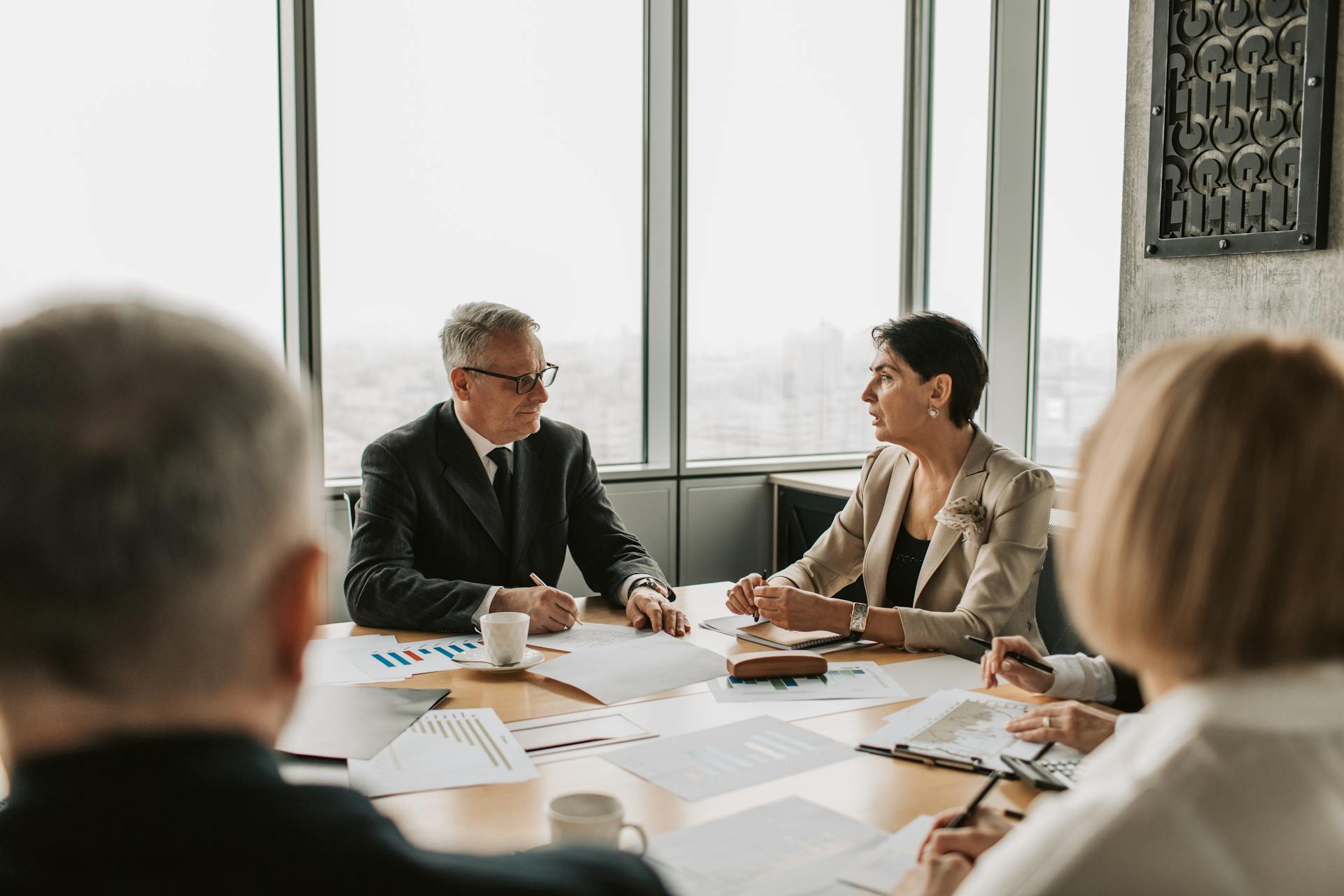 Empresarios en una sala de juntas | Fuente: Pexels