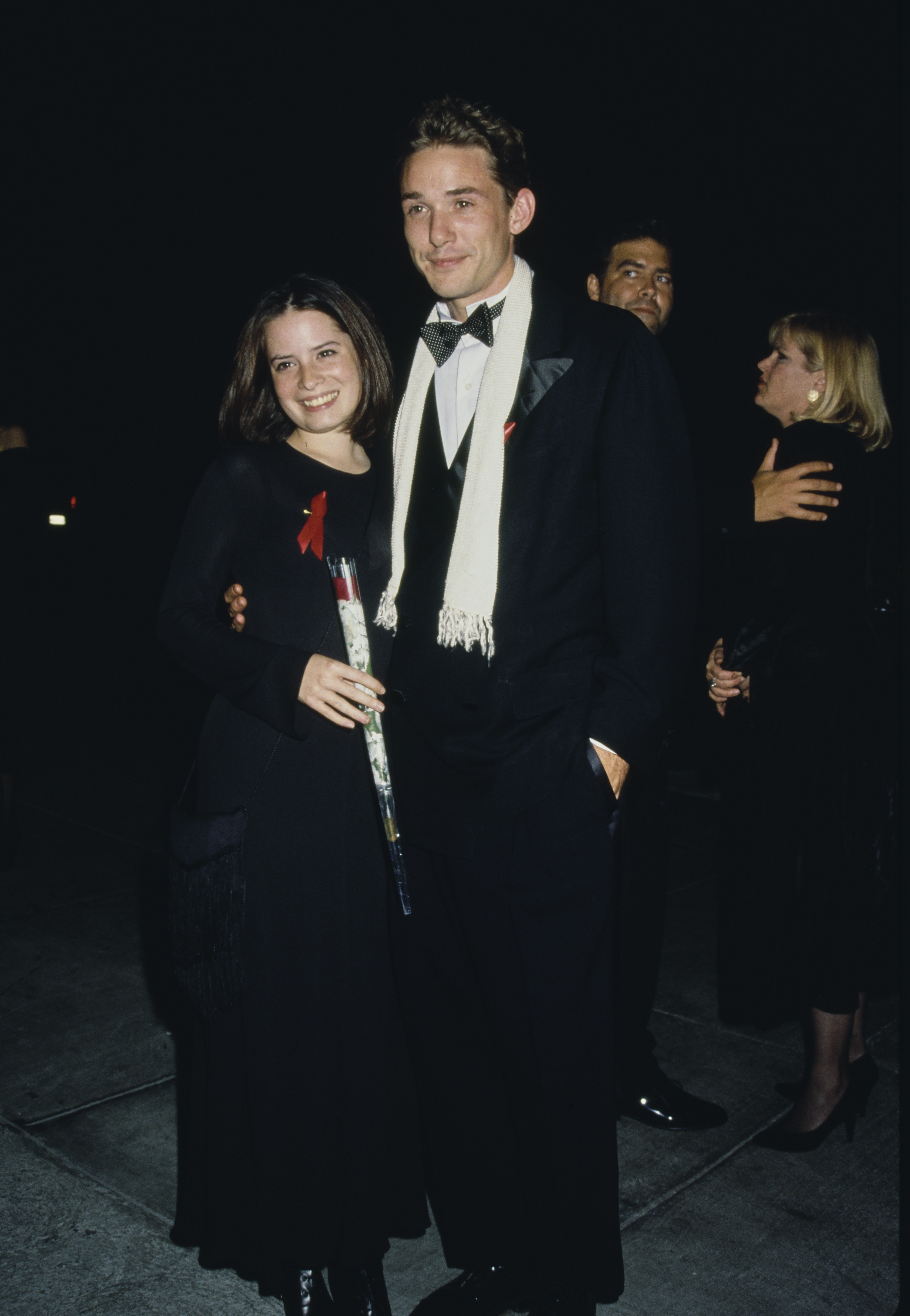 Holly Marie Combs y Bryan Smith asisten a la 45 edición de los Premios Emmy en Pasadena, California, el 18 de septiembre de 1993.