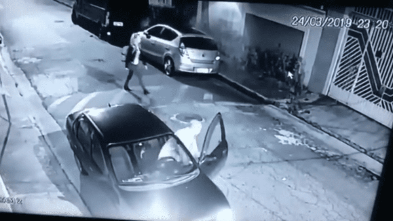 Dos Santos bajando del carro | Imagen tomada de: YouTube/LiveLeak Channel