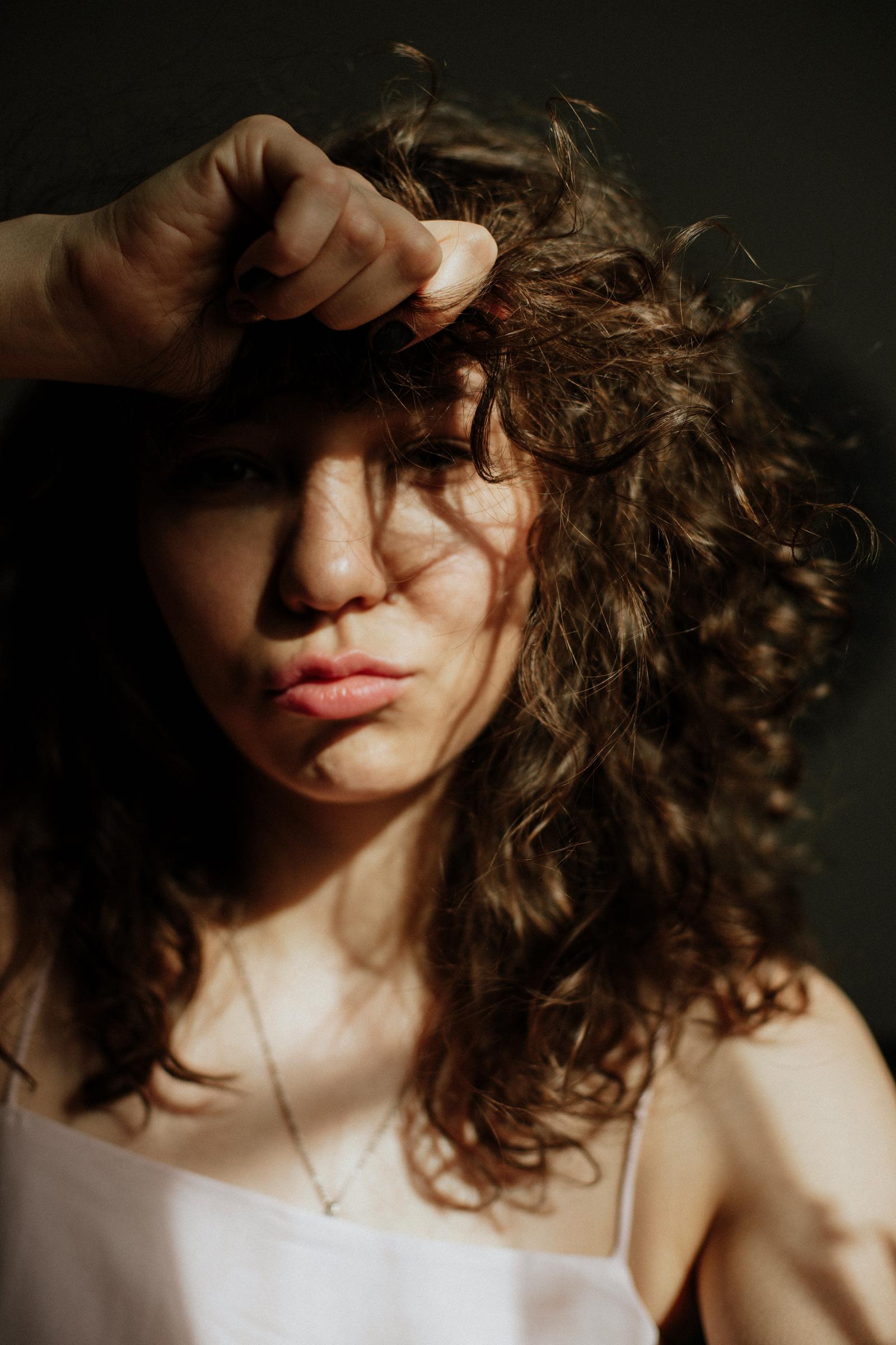 Primer plano de una mujer joven | Fuente: Unsplash