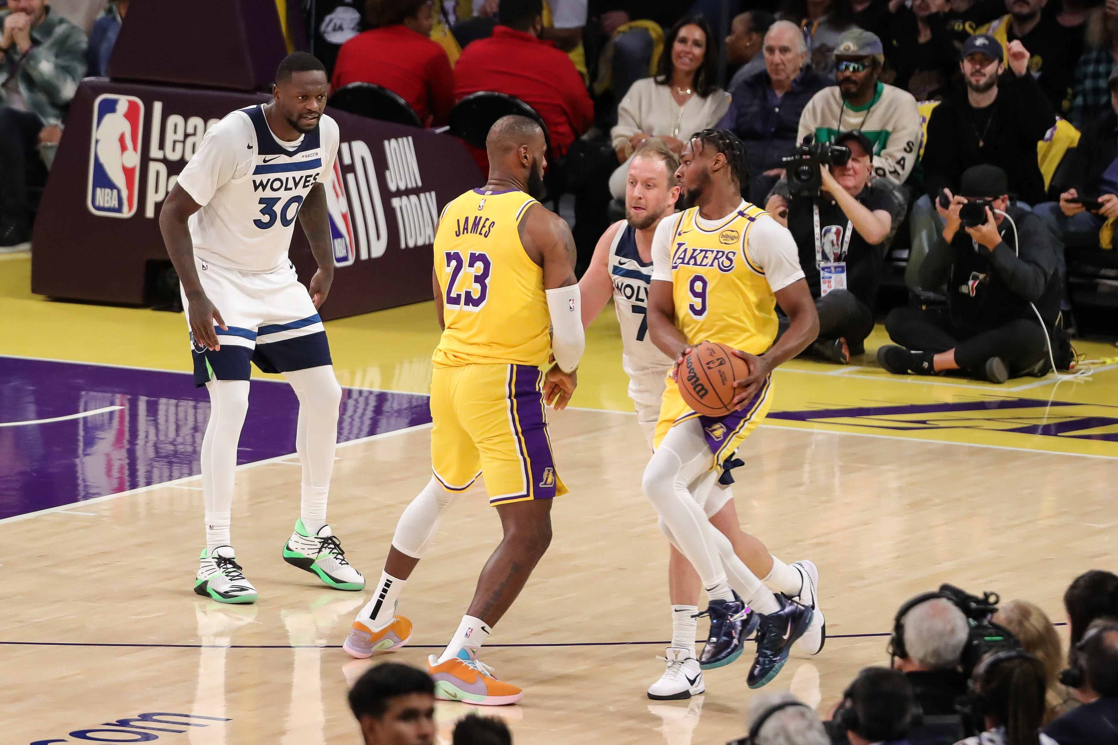 LeBron y Bronny James durante el partido entre Minnesota Timberwolves y Los Angeles Lakers el 22 de octubre de 2024, en el Crypto.com Arena de Los Angeles, California | Fuente: Getty Images